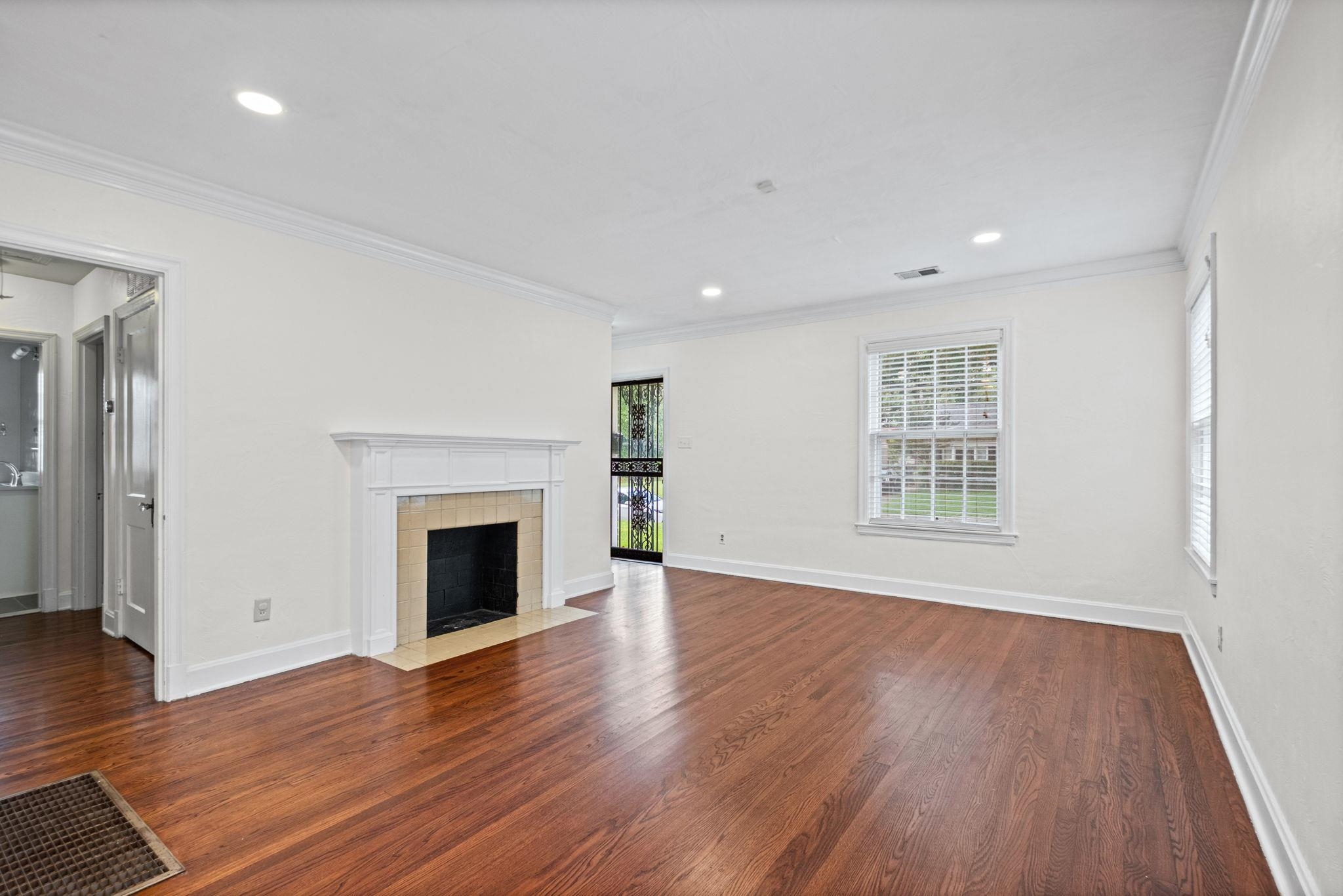 385 Holmes Cir Property Photo 5