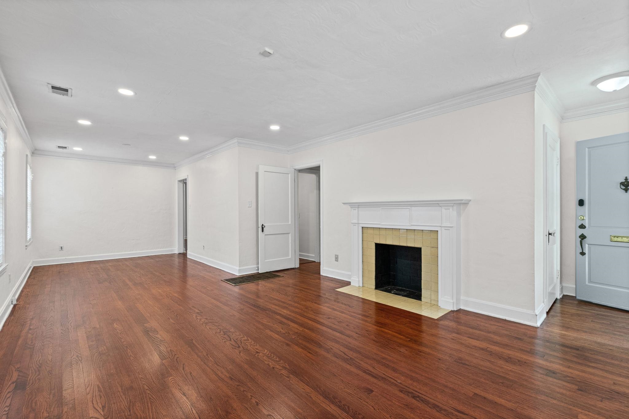 385 Holmes Cir Property Photo 8