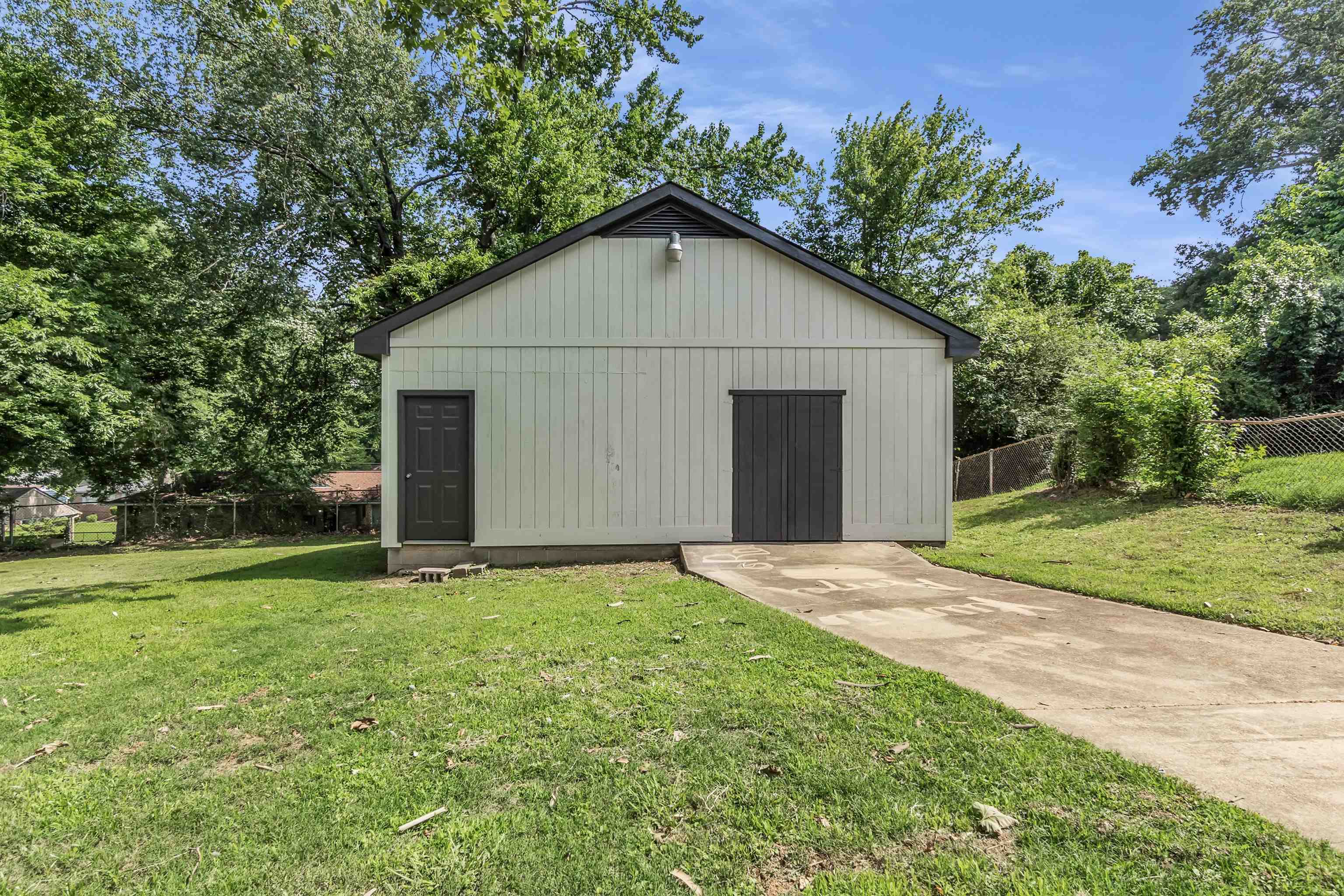2367 Kingsley Ave Property Photo 4