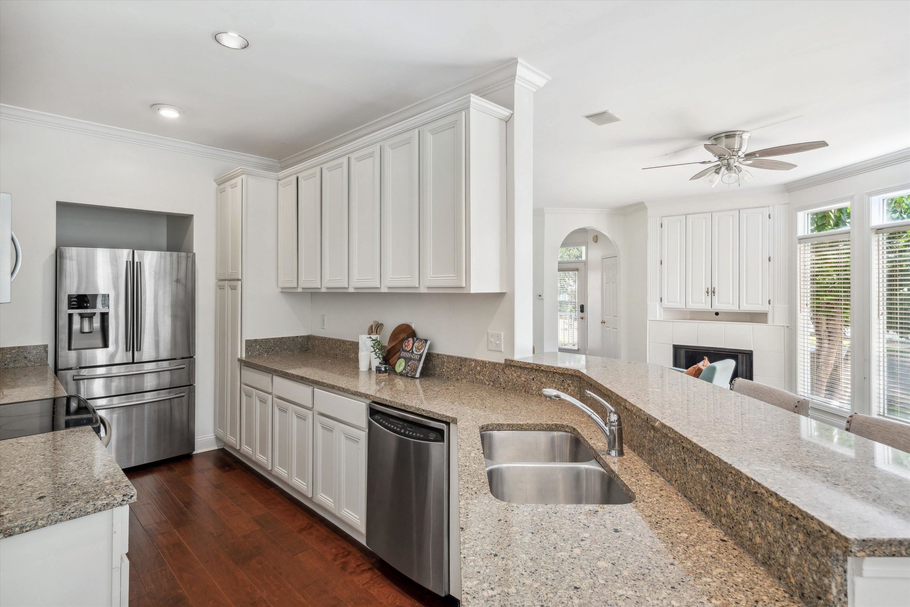 1003 Island Park Cir Property Photo 5