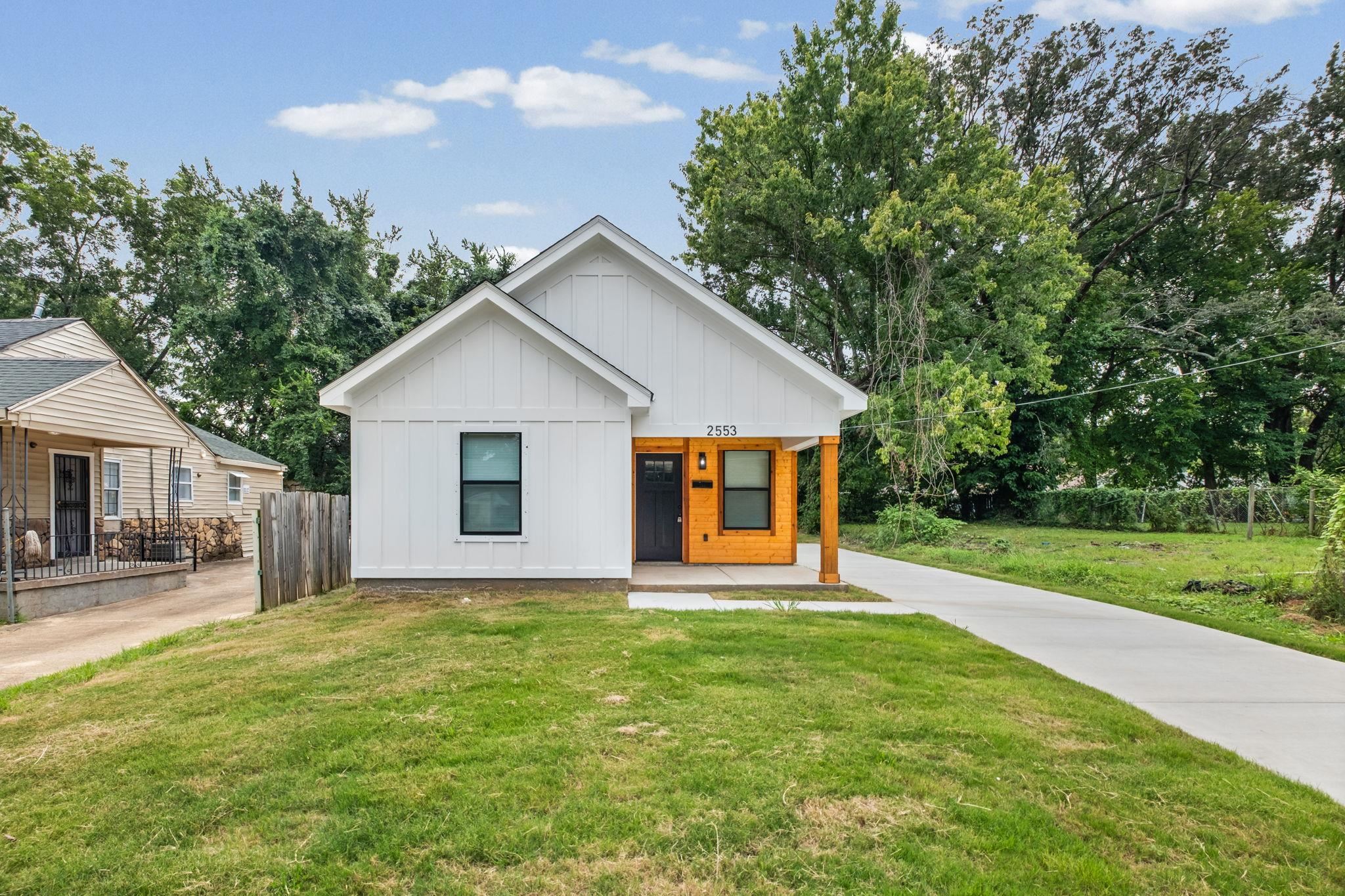 2553 SNOWDEN AVE Property Photo 1