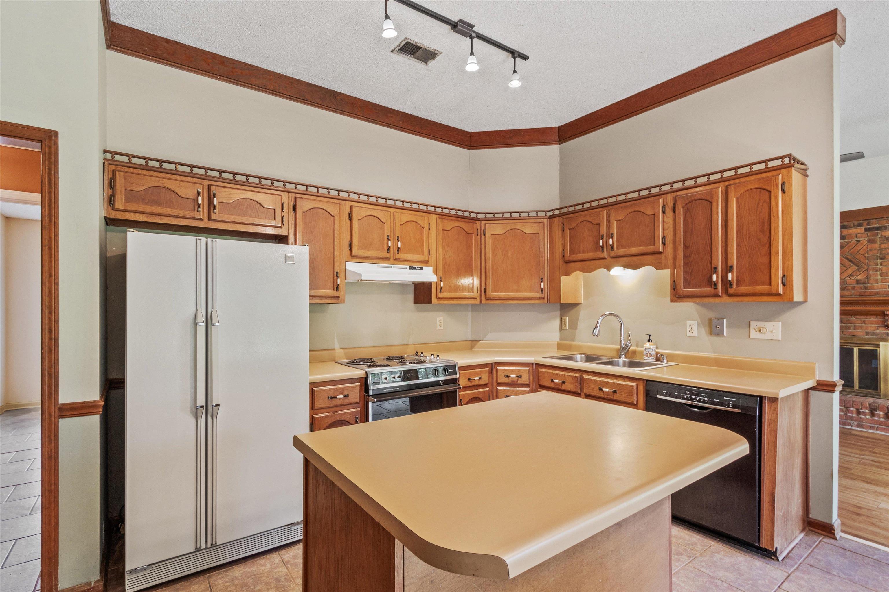 7009 Rocky Creek Dr Property Photo 8
