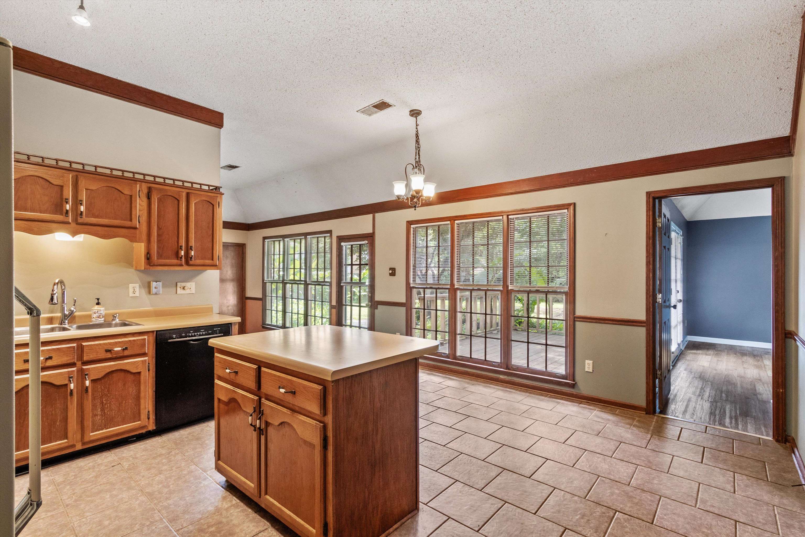 7009 Rocky Creek Dr Property Photo 9