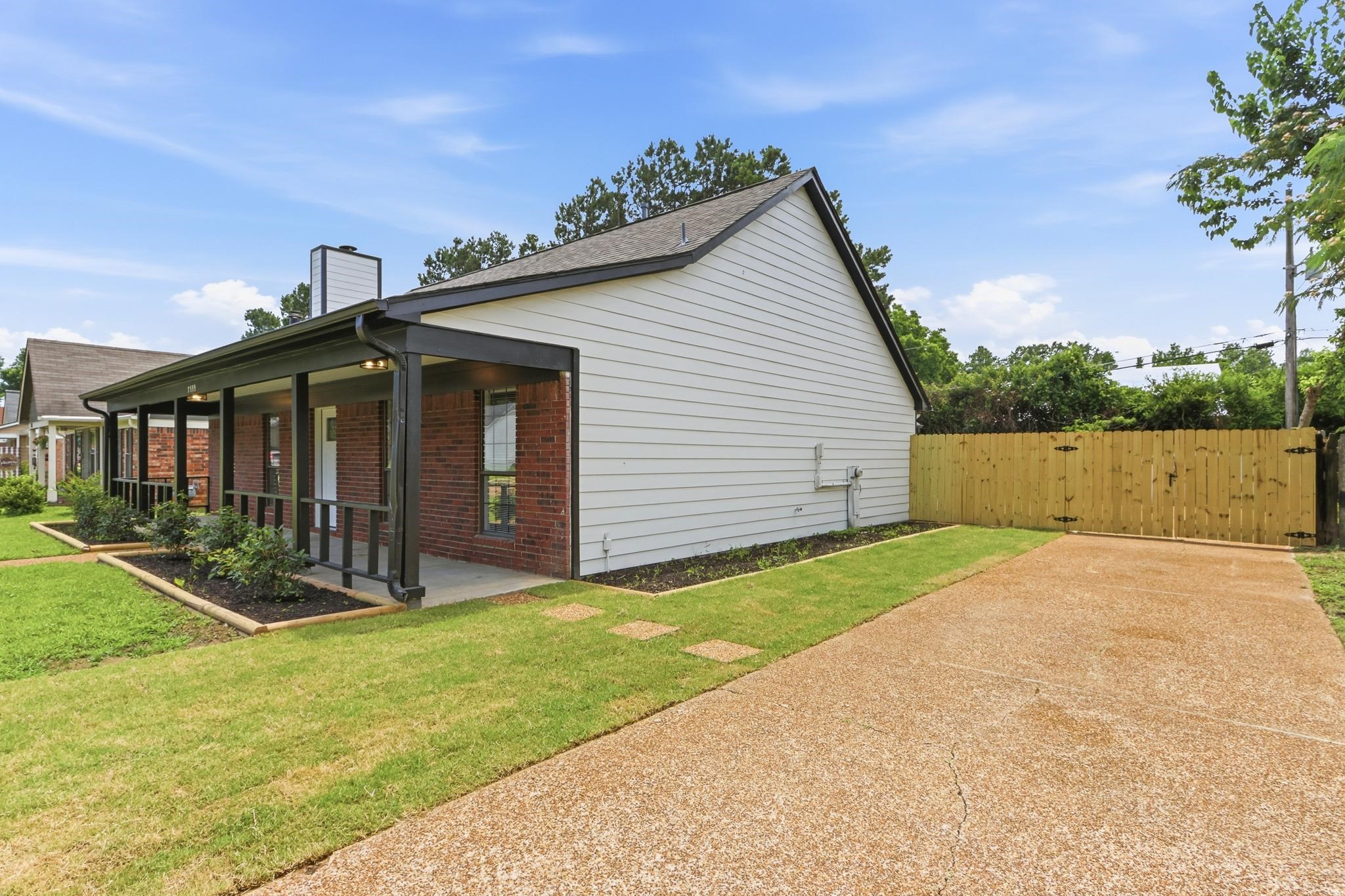 7599 Valley Glen Rd Property Photo 4