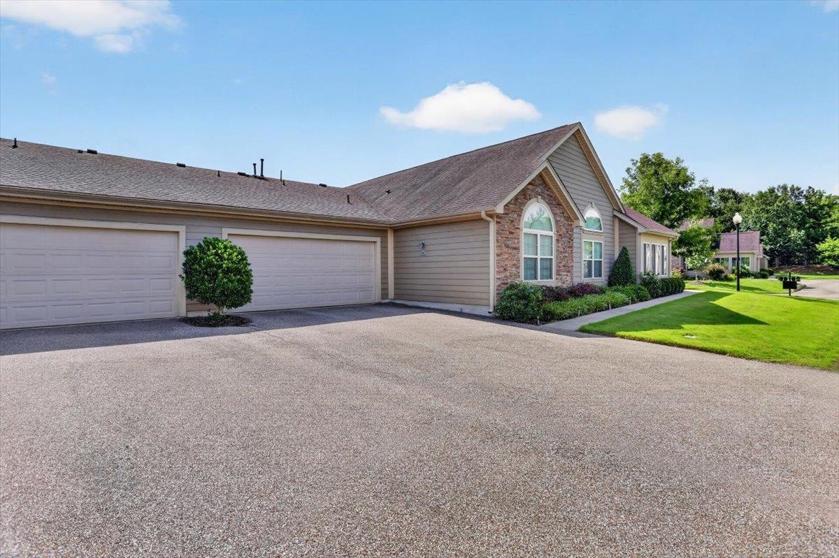 1601 E Southfield Cir E Property Photo 2