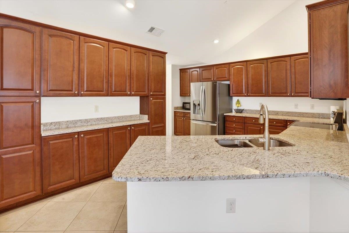1601 E Southfield Cir E Property Photo 8