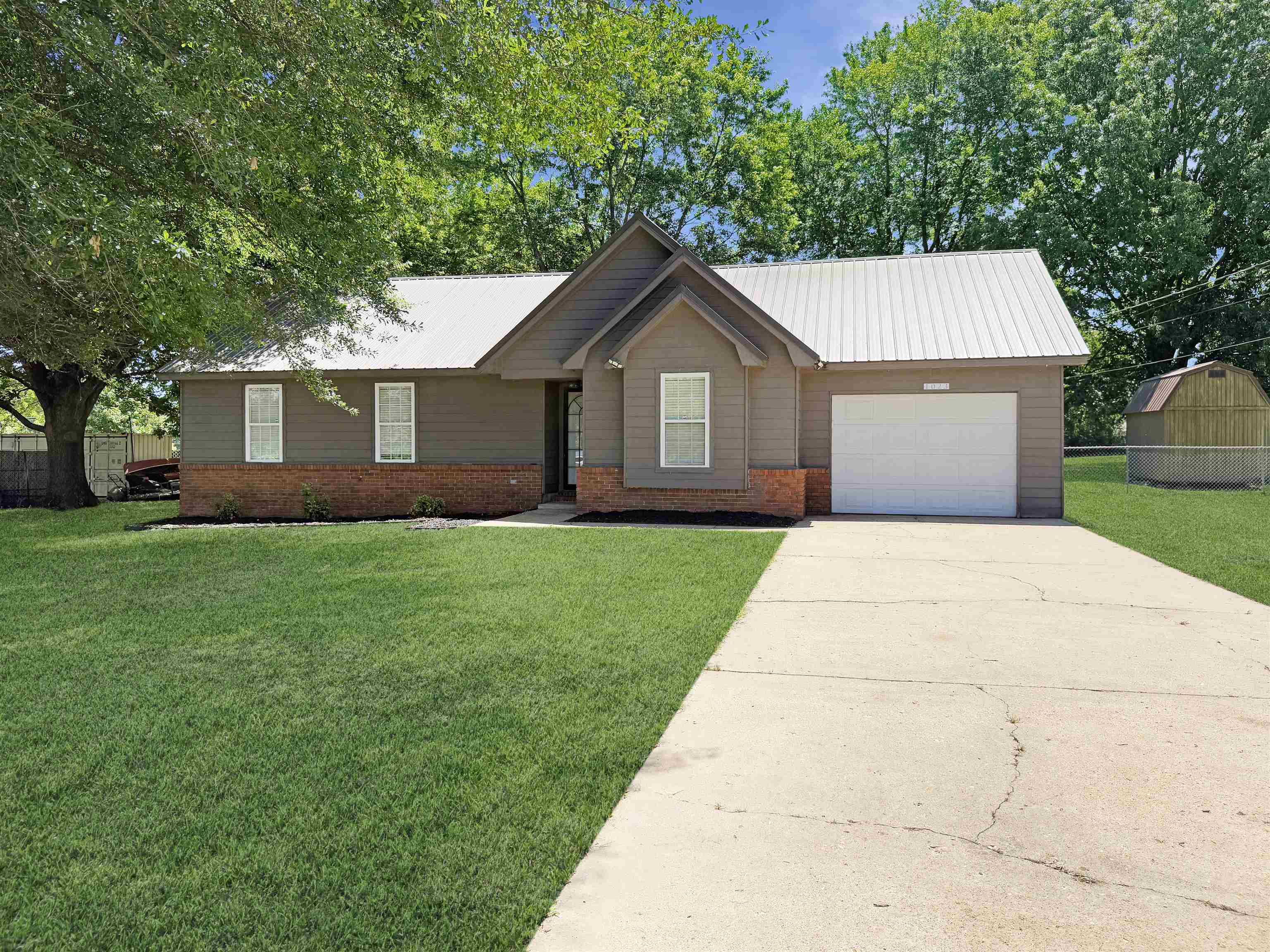 1023 TRACY RD Property Photo 1