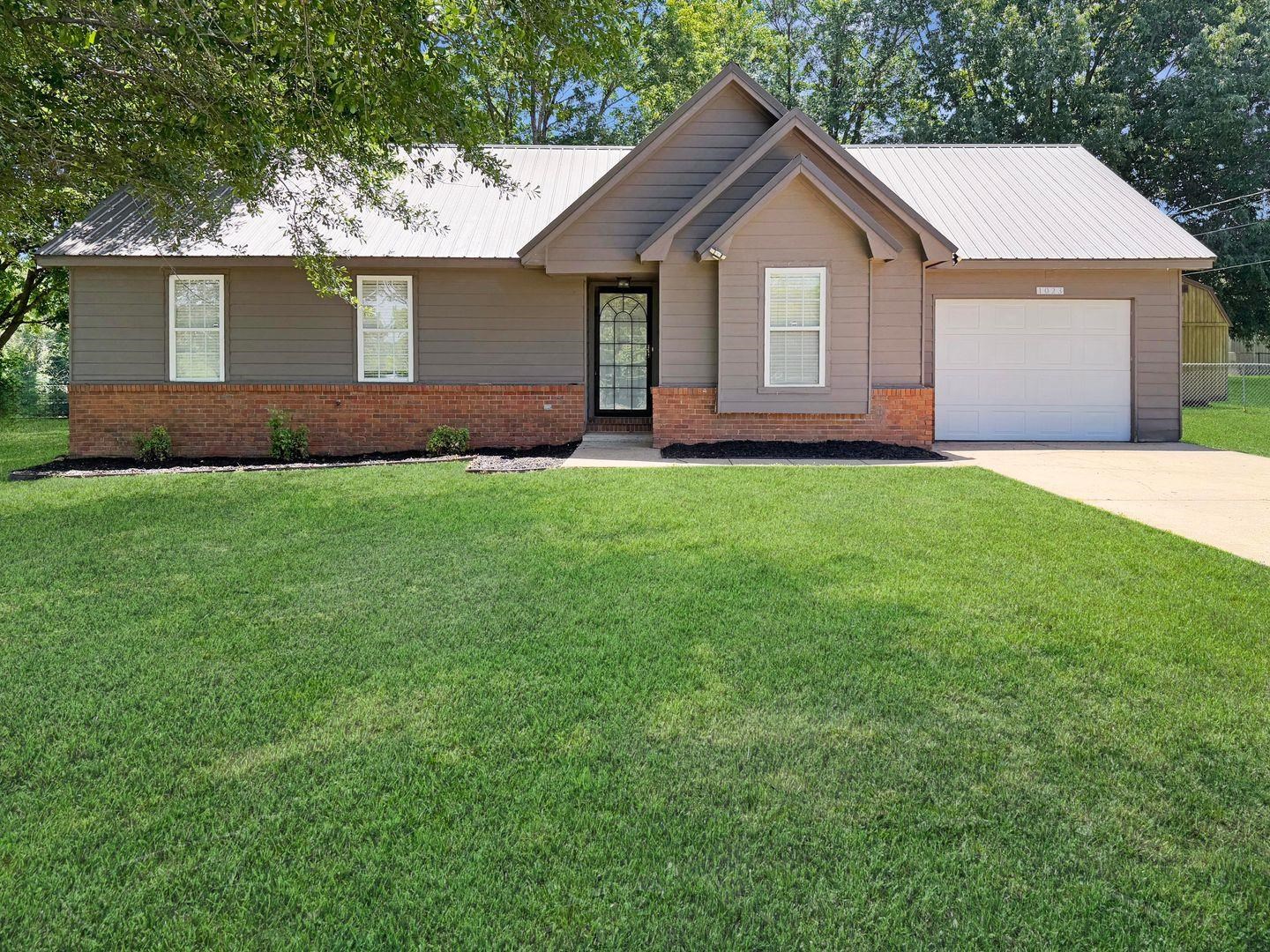1023 Tracy Rd Property Photo 2