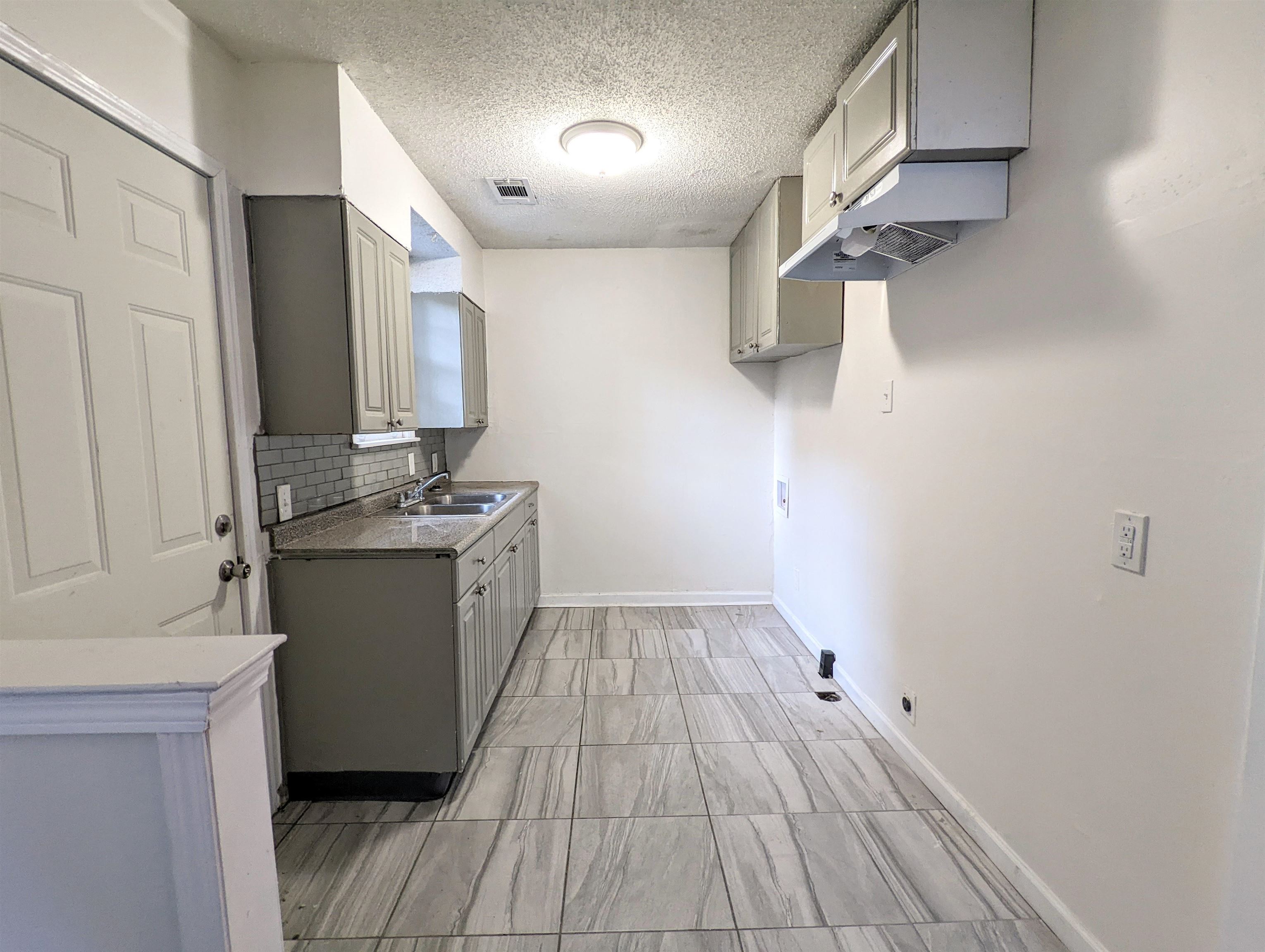 3151 Kingston St Property Photo 6