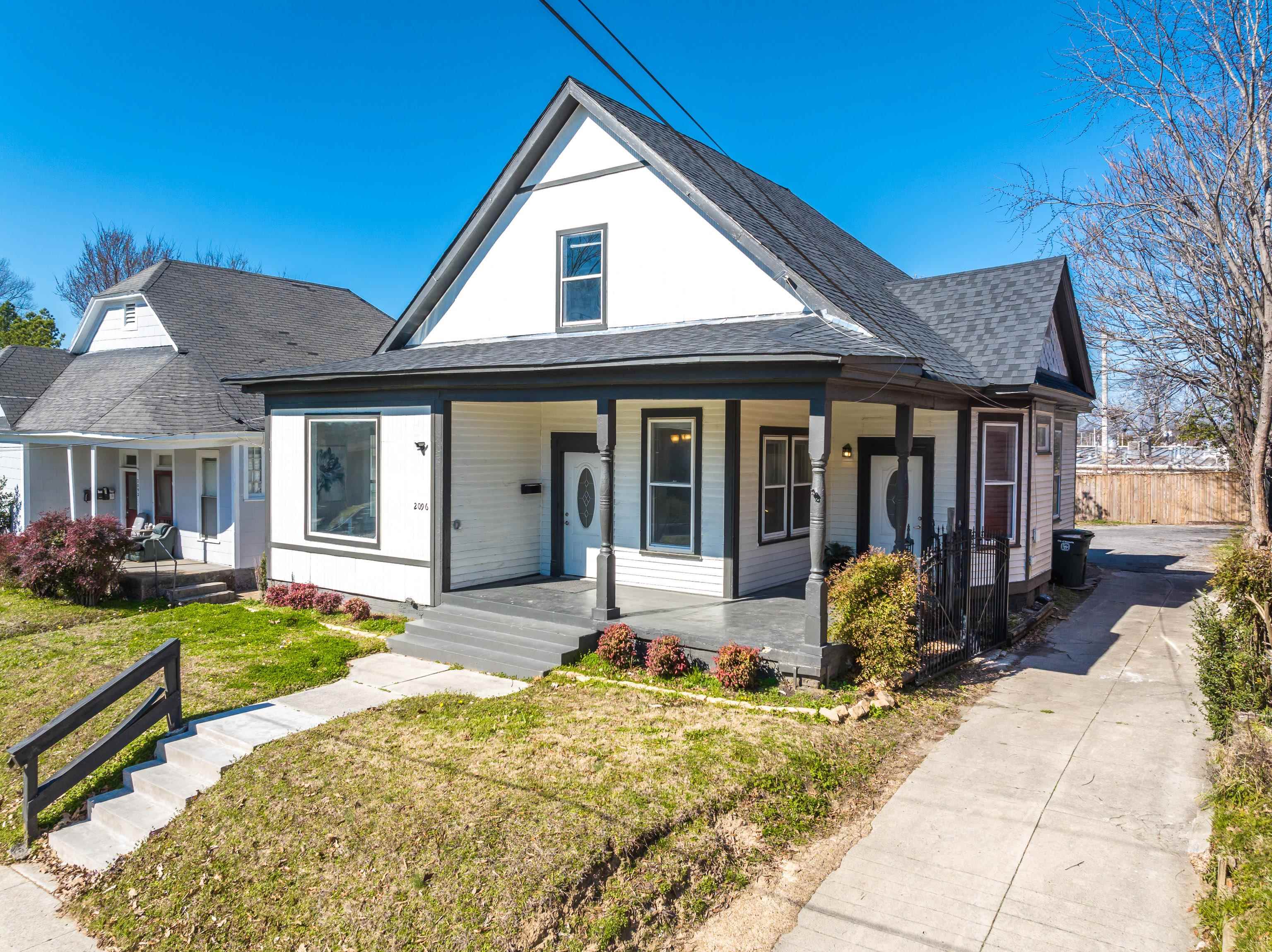 2096 LINDEN AVE Property Photo 1