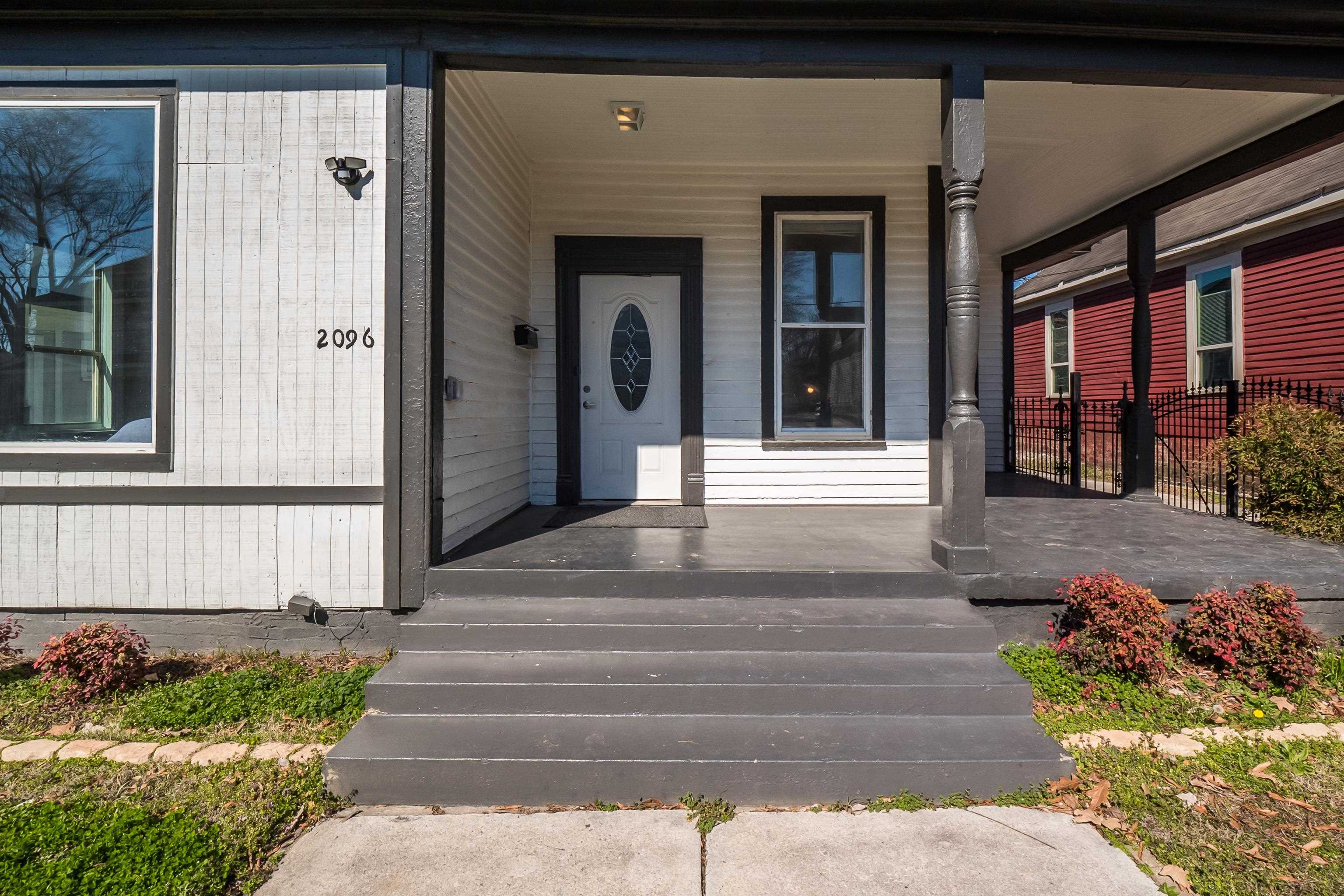 2096 Linden Ave Property Photo 4
