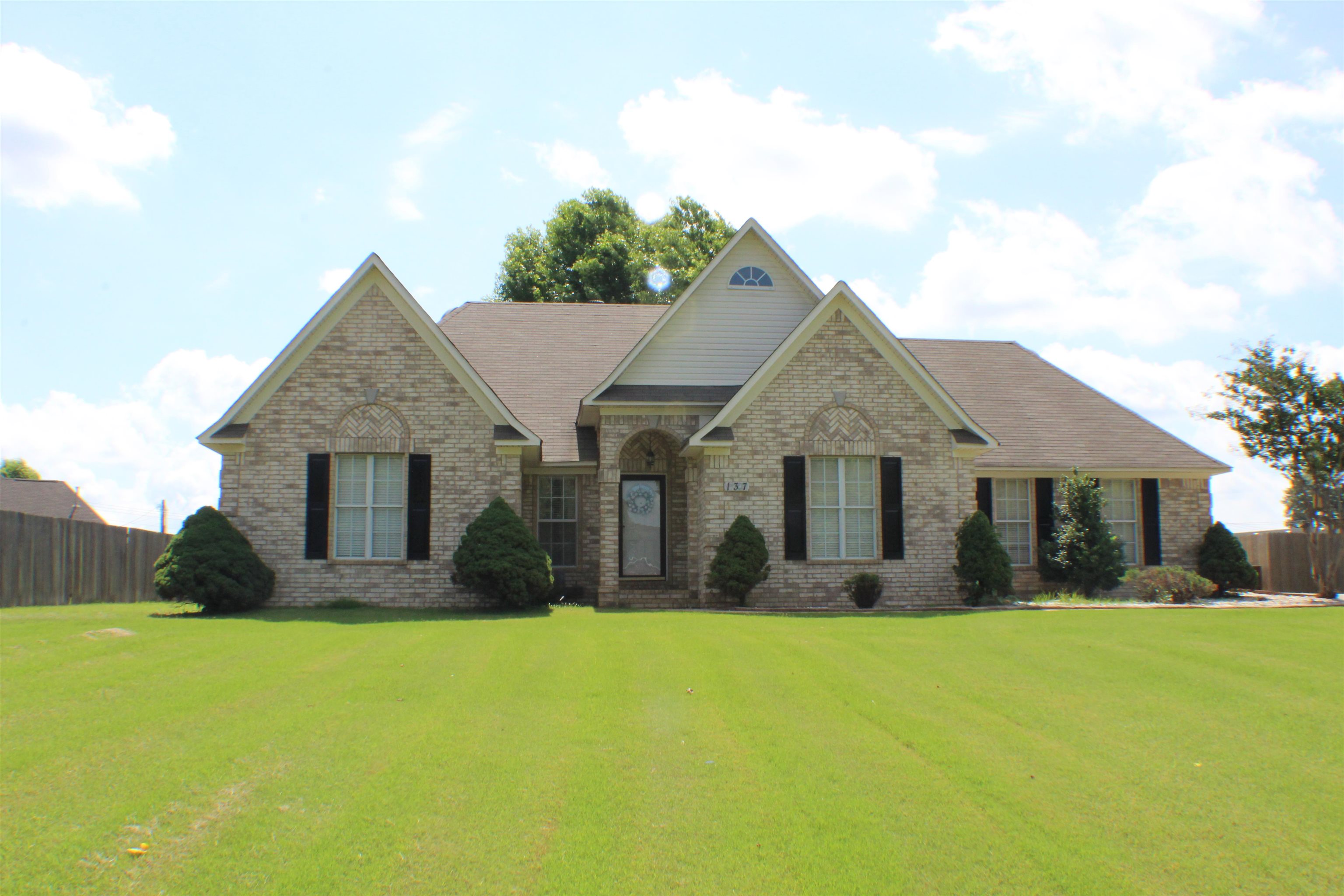 137 BEVERLY DR Property Photo 1
