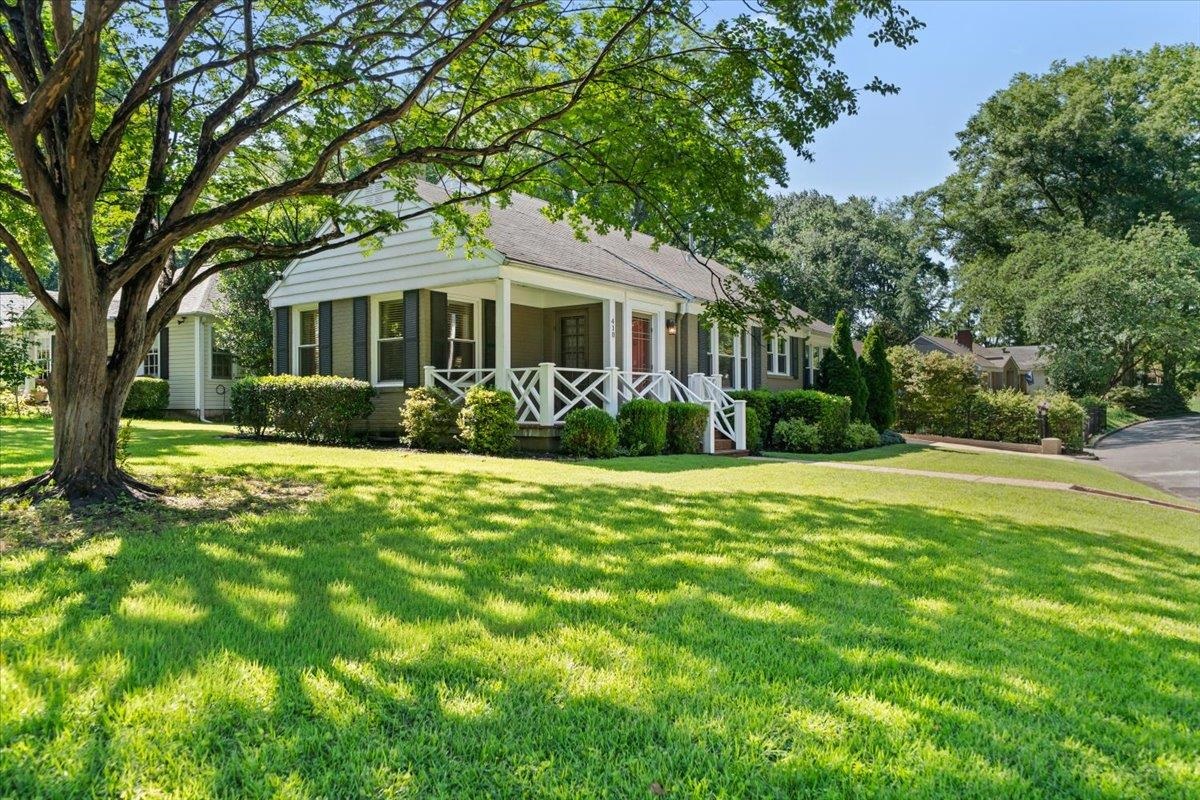 410 HOLMES CIR Property Photo 1