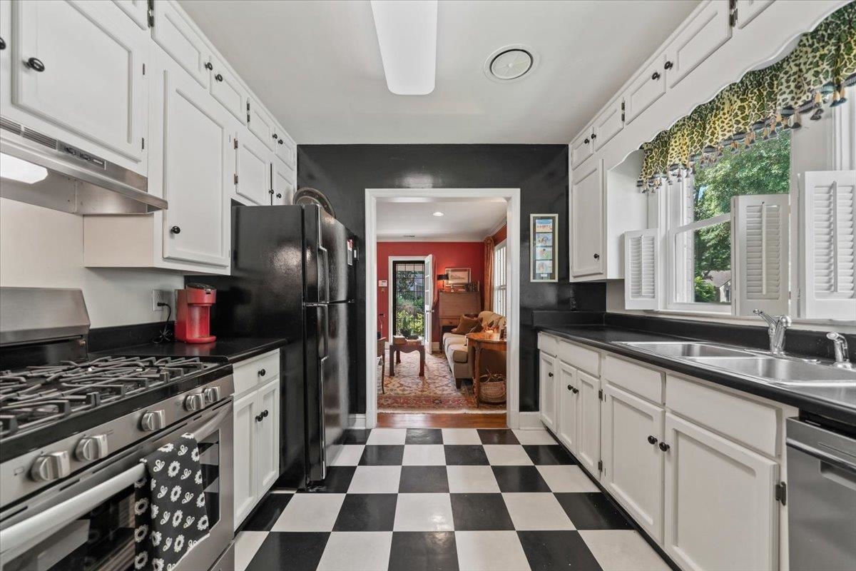 410 Holmes Cir Property Photo 5