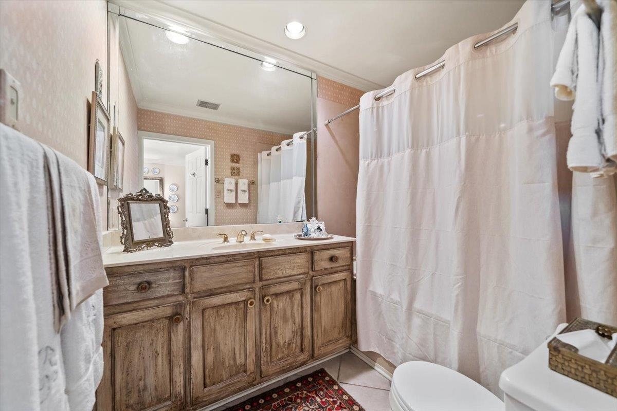 410 Holmes Cir Property Photo 9