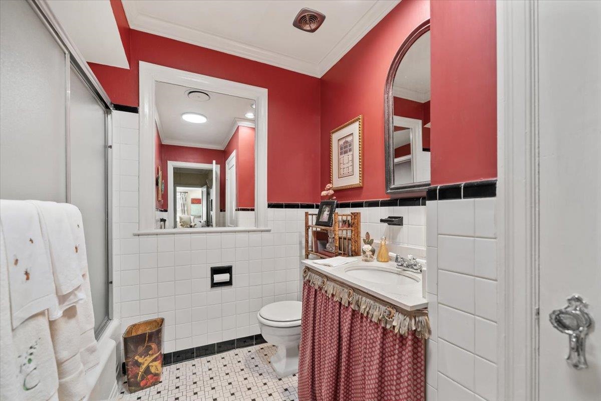 410 Holmes Cir Property Photo 15
