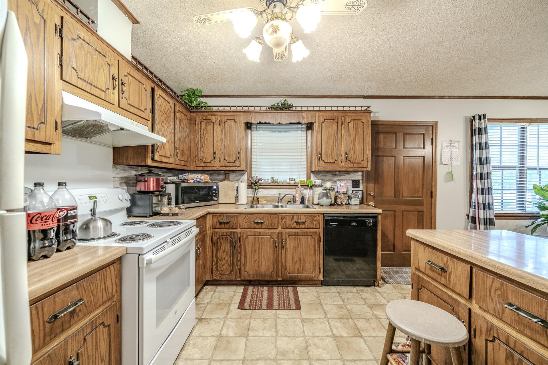 1172 Brooks Rd Property Photo 3