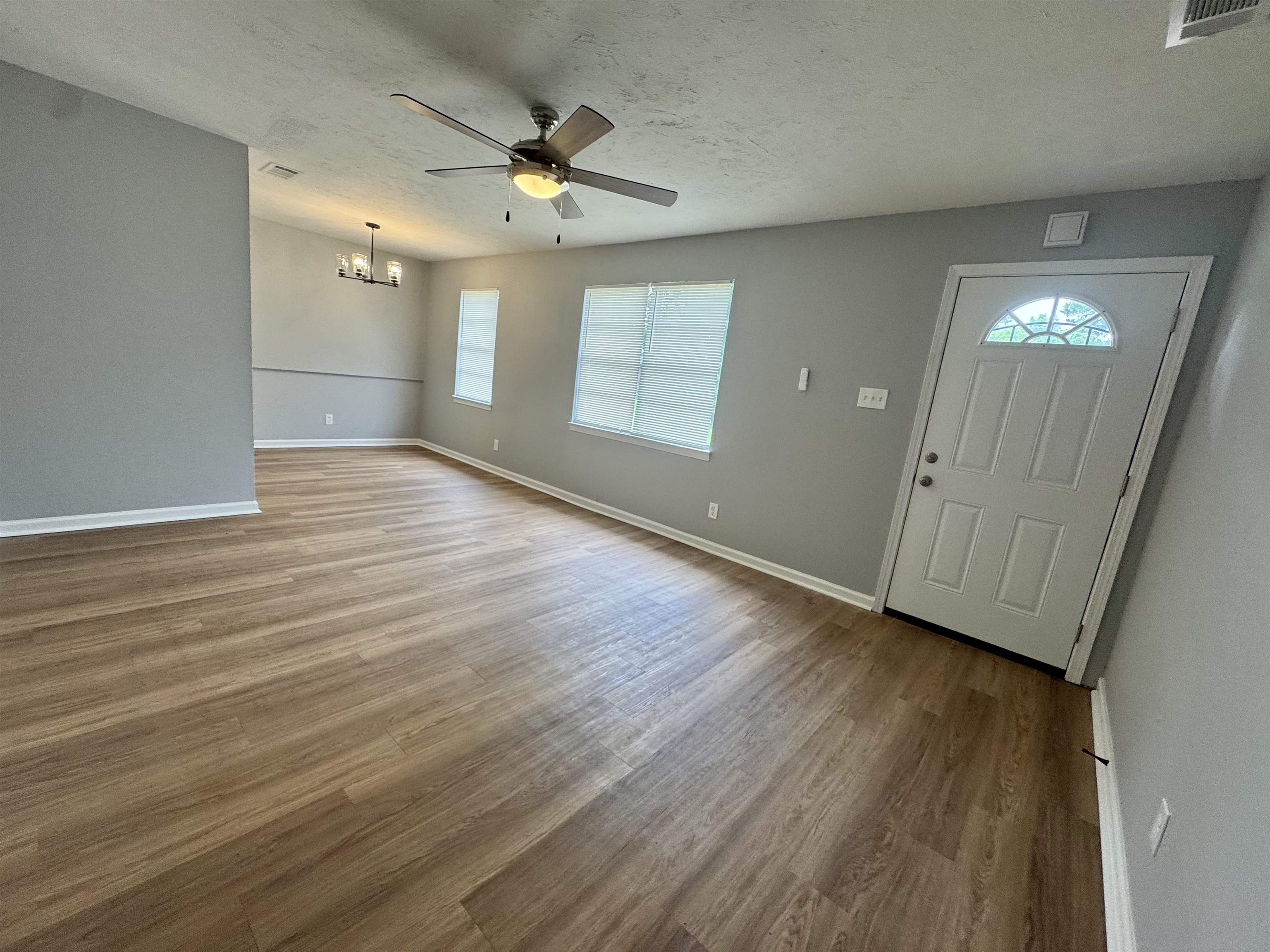 5076 Newton Dr Property Photo 3
