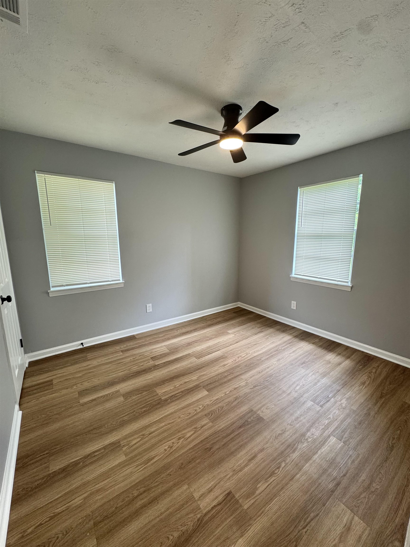 5076 Newton Dr Property Photo 6