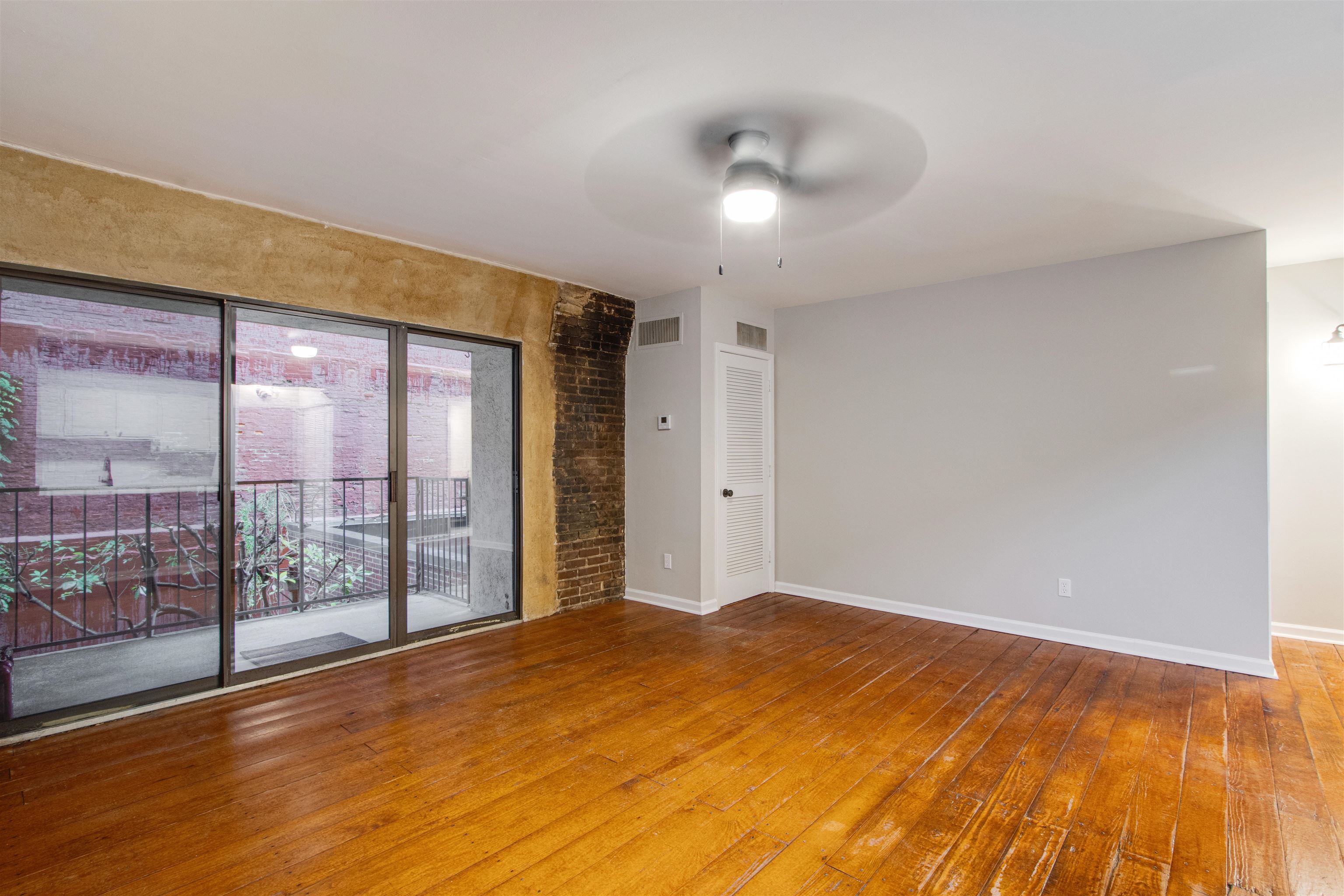 107 S Front St 25 Property Photo 3