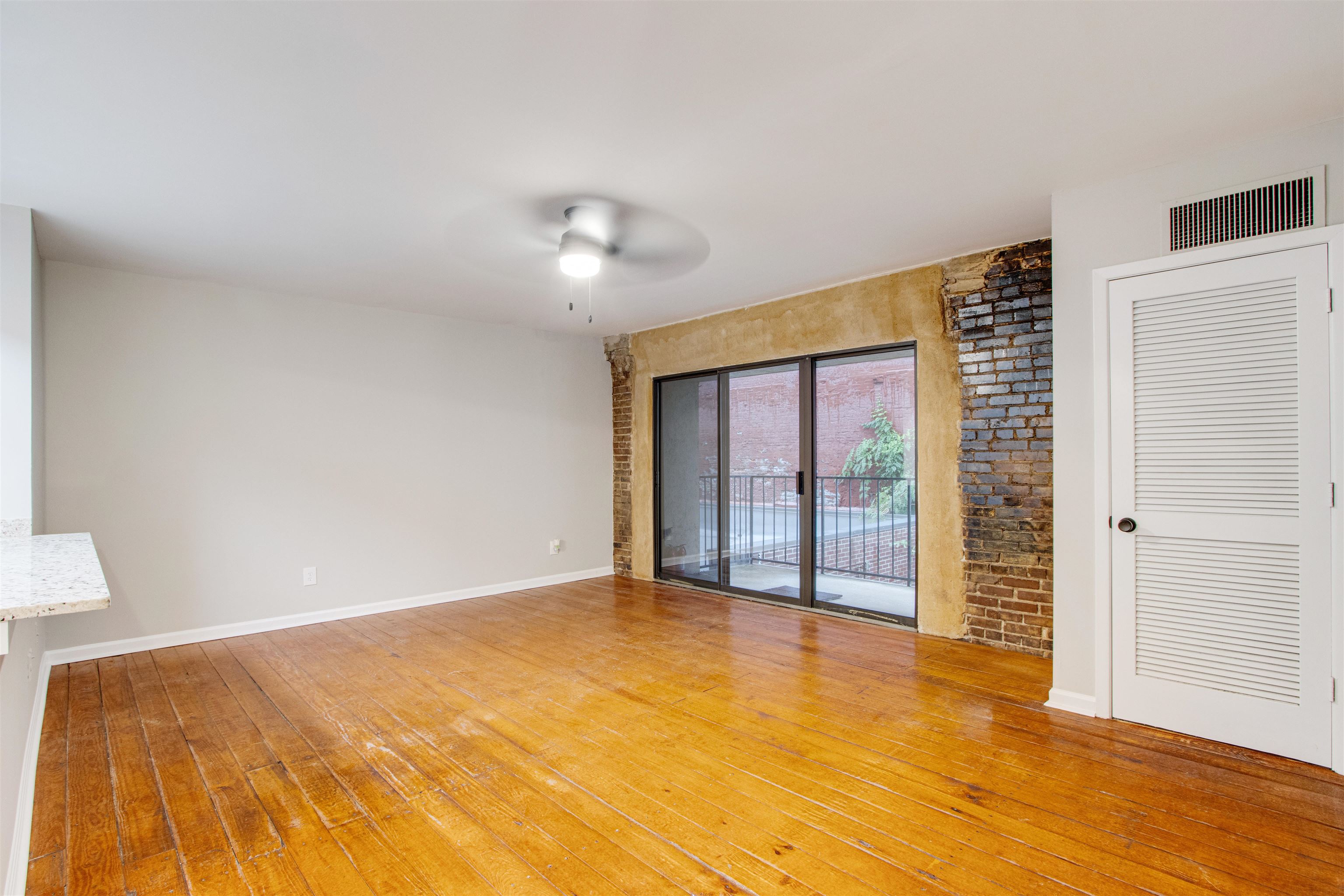 107 S Front St 25 Property Photo 4