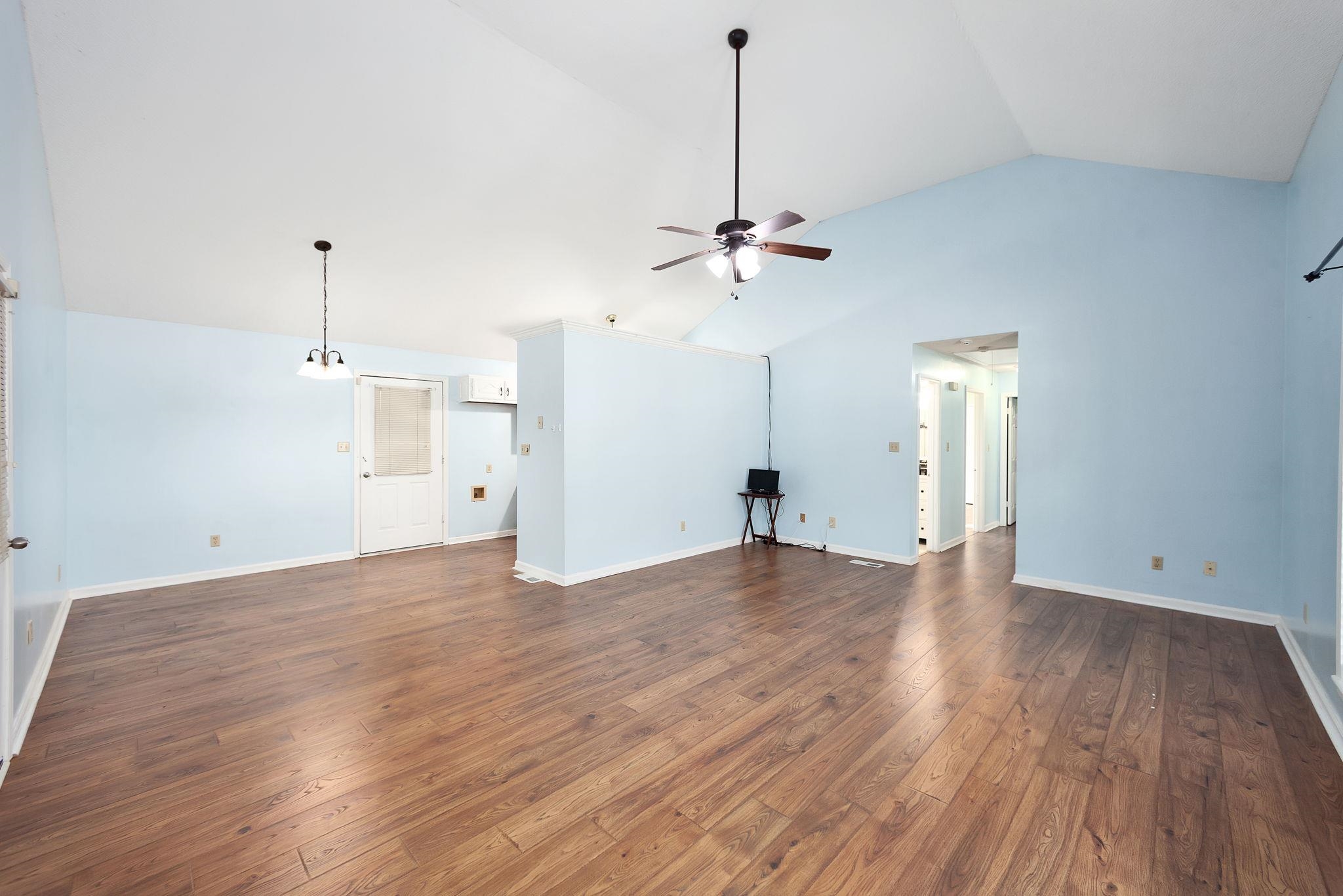 2645 Clifton Dr Property Photo 3