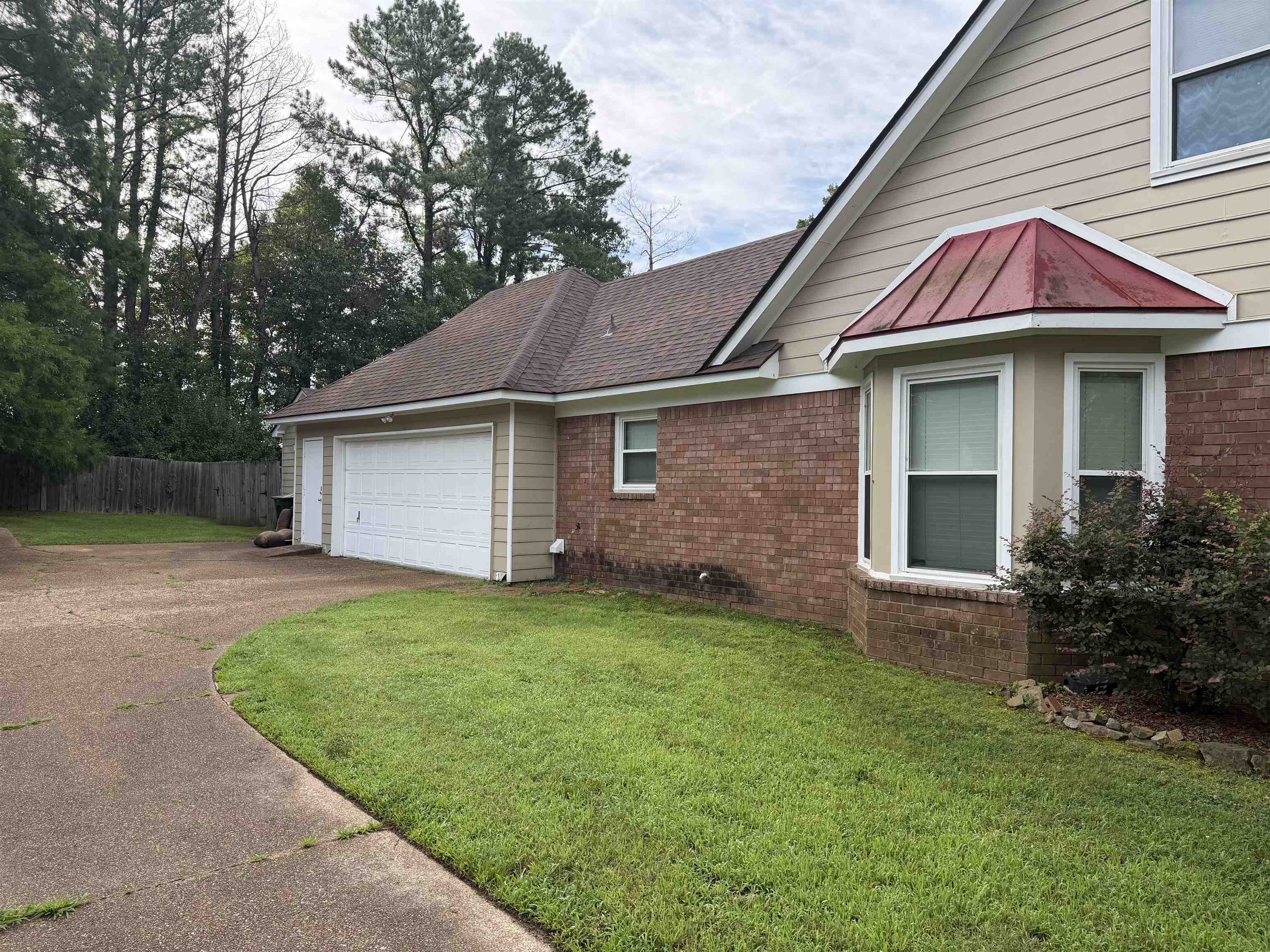 956 Rolling Oaks Ln Property Photo 2