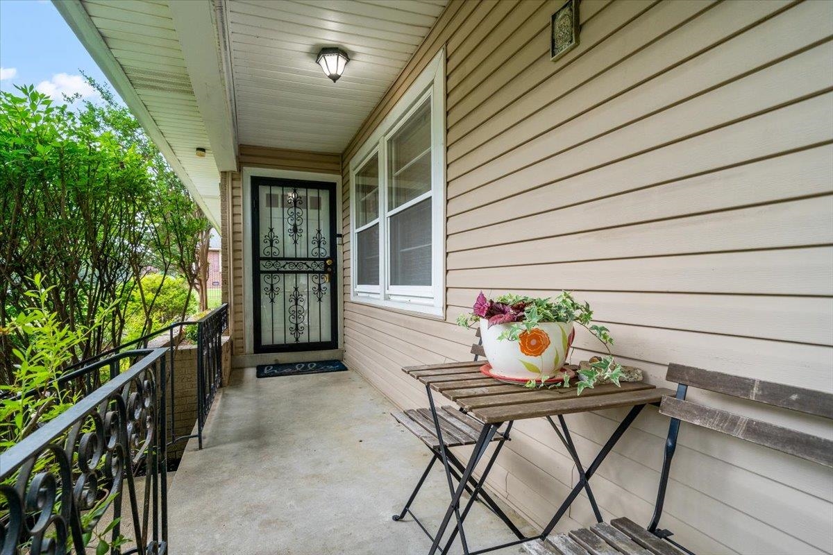 163 N Mendenhall Rd Property Photo 3