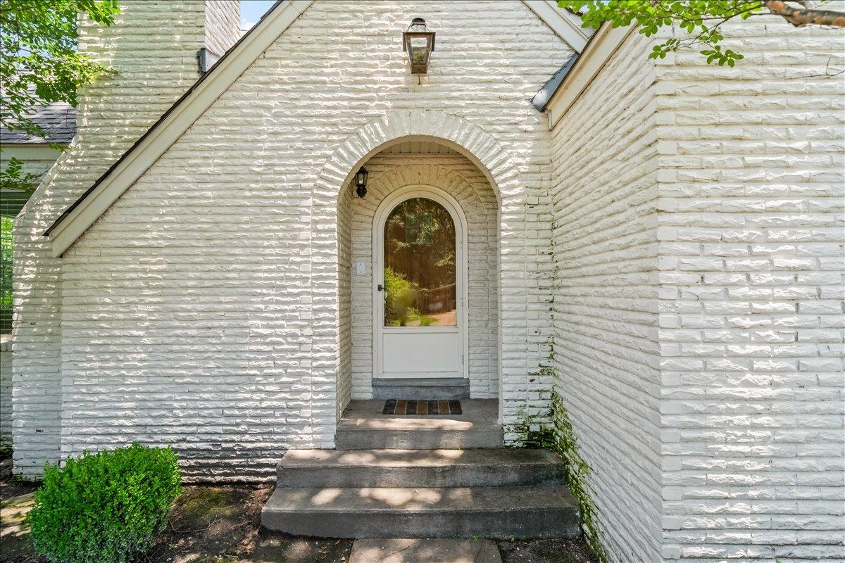 252 Barry Rd Property Photo 6