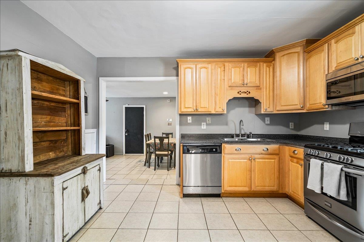 252 Barry Rd Property Photo 18