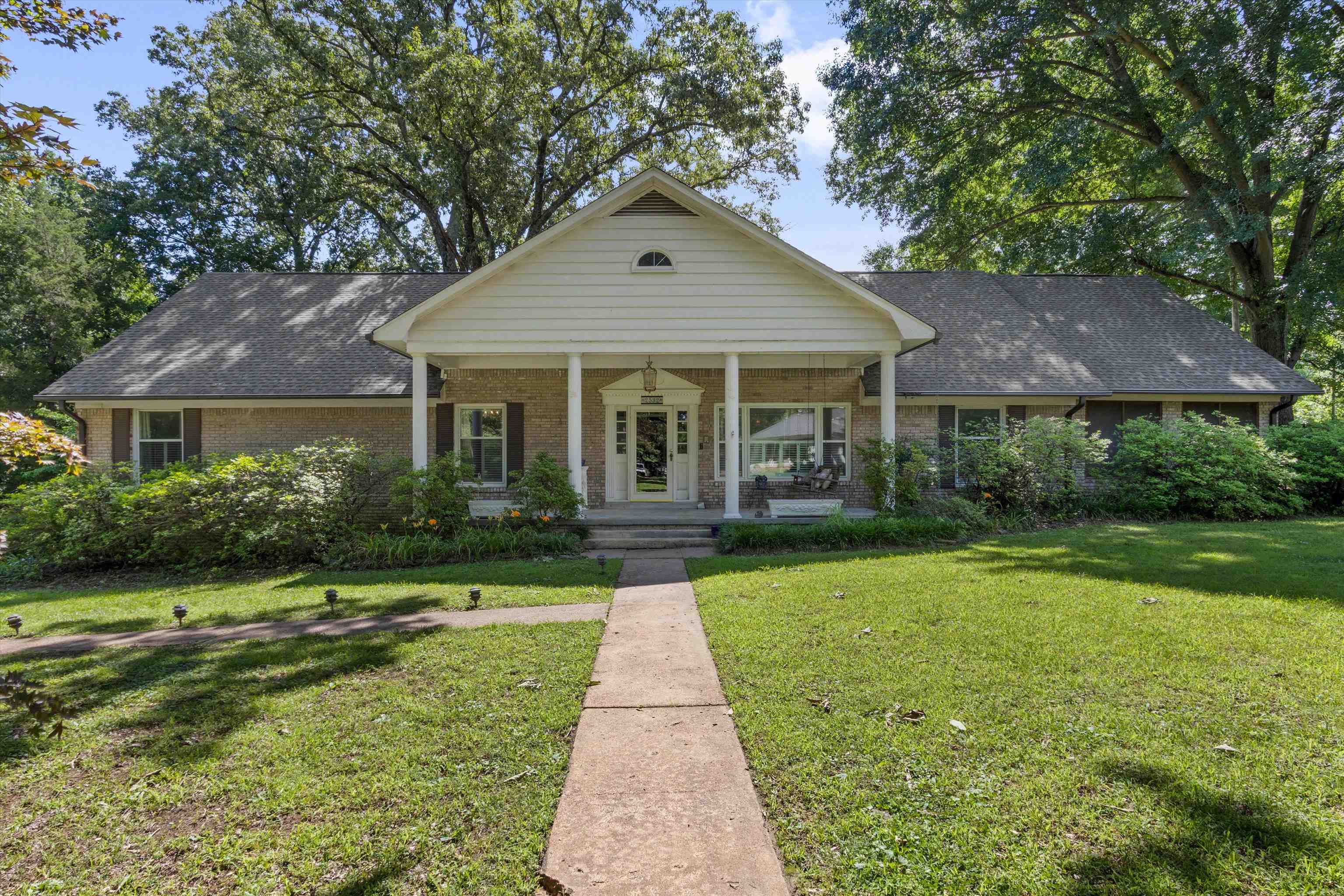 2532 E Hawthorne Rd Property Photo 1