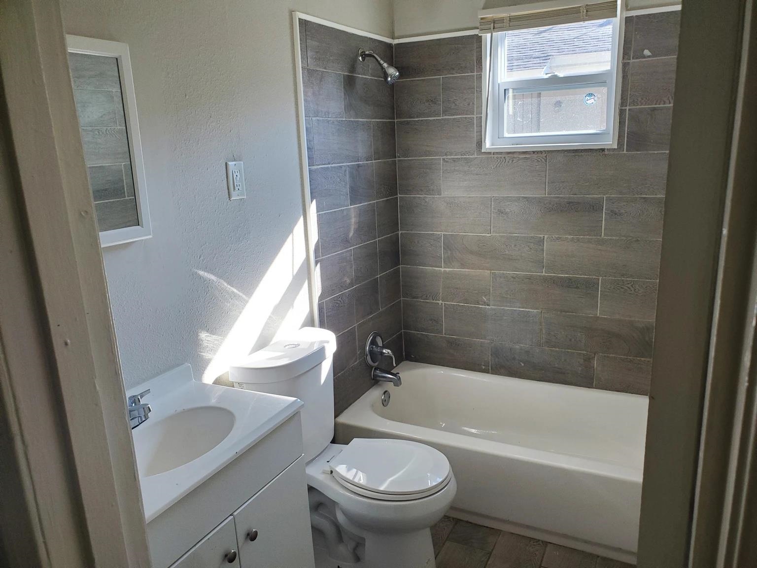 3038-3040 Sinclair St Property Photo 4