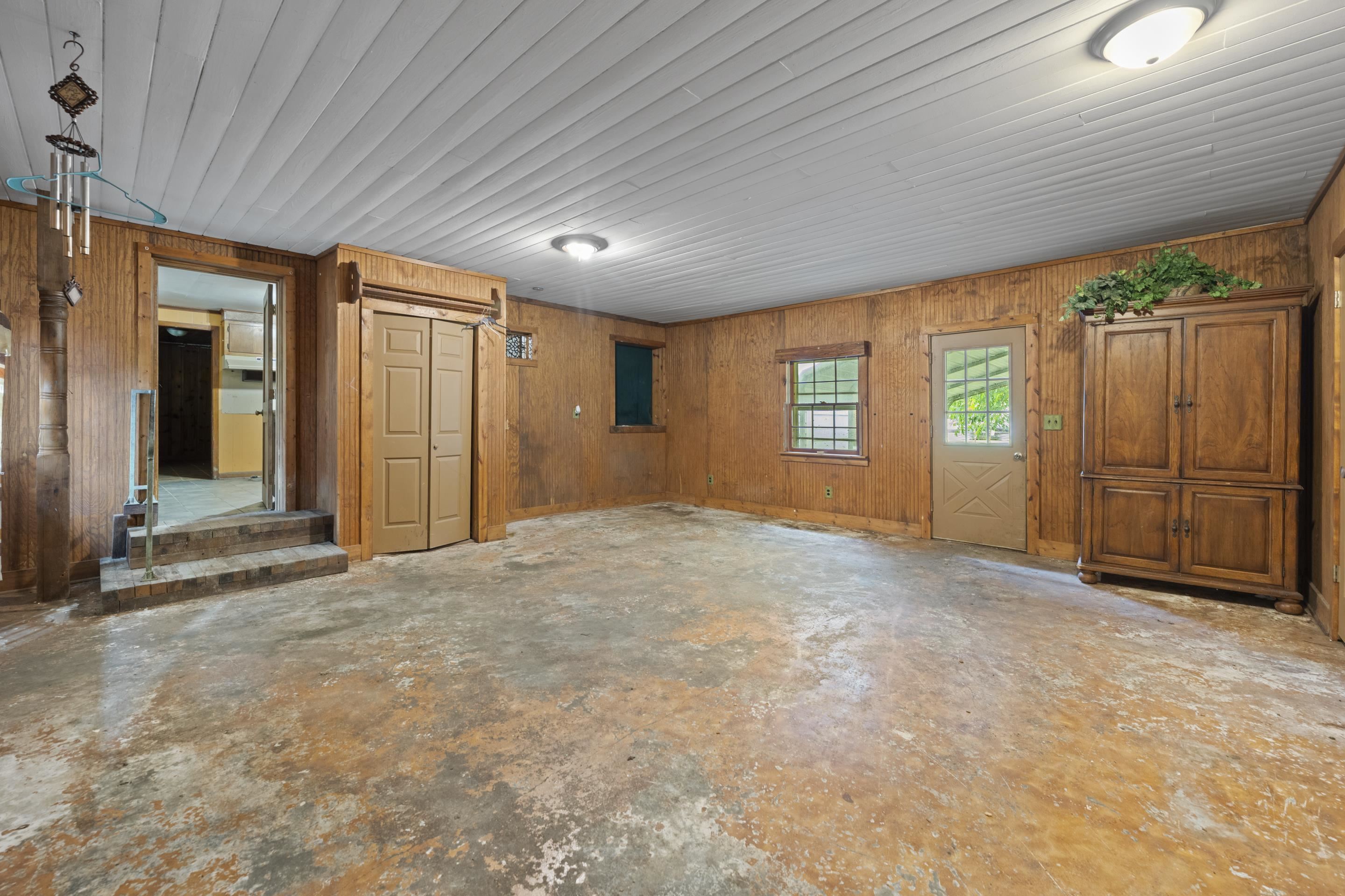 407 E Main St Property Photo 5