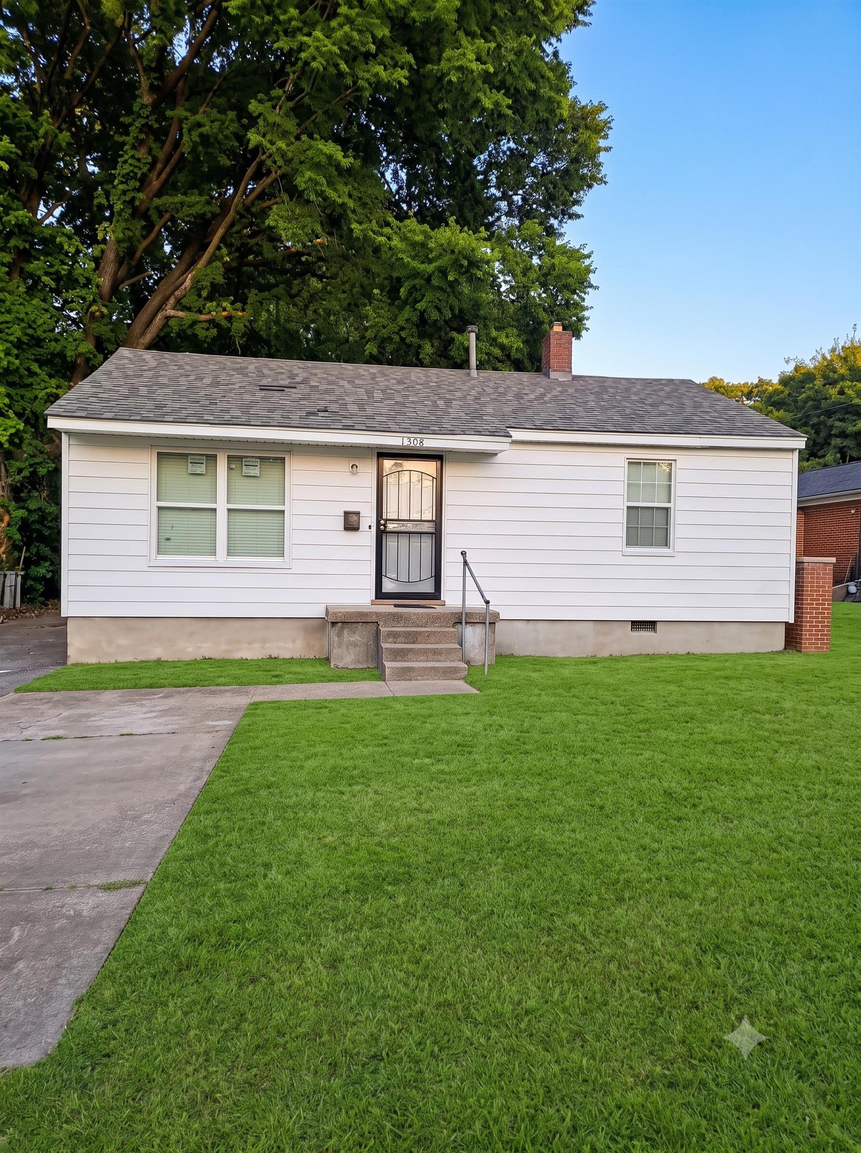 1590 LATHAM ST E Property Photo 1