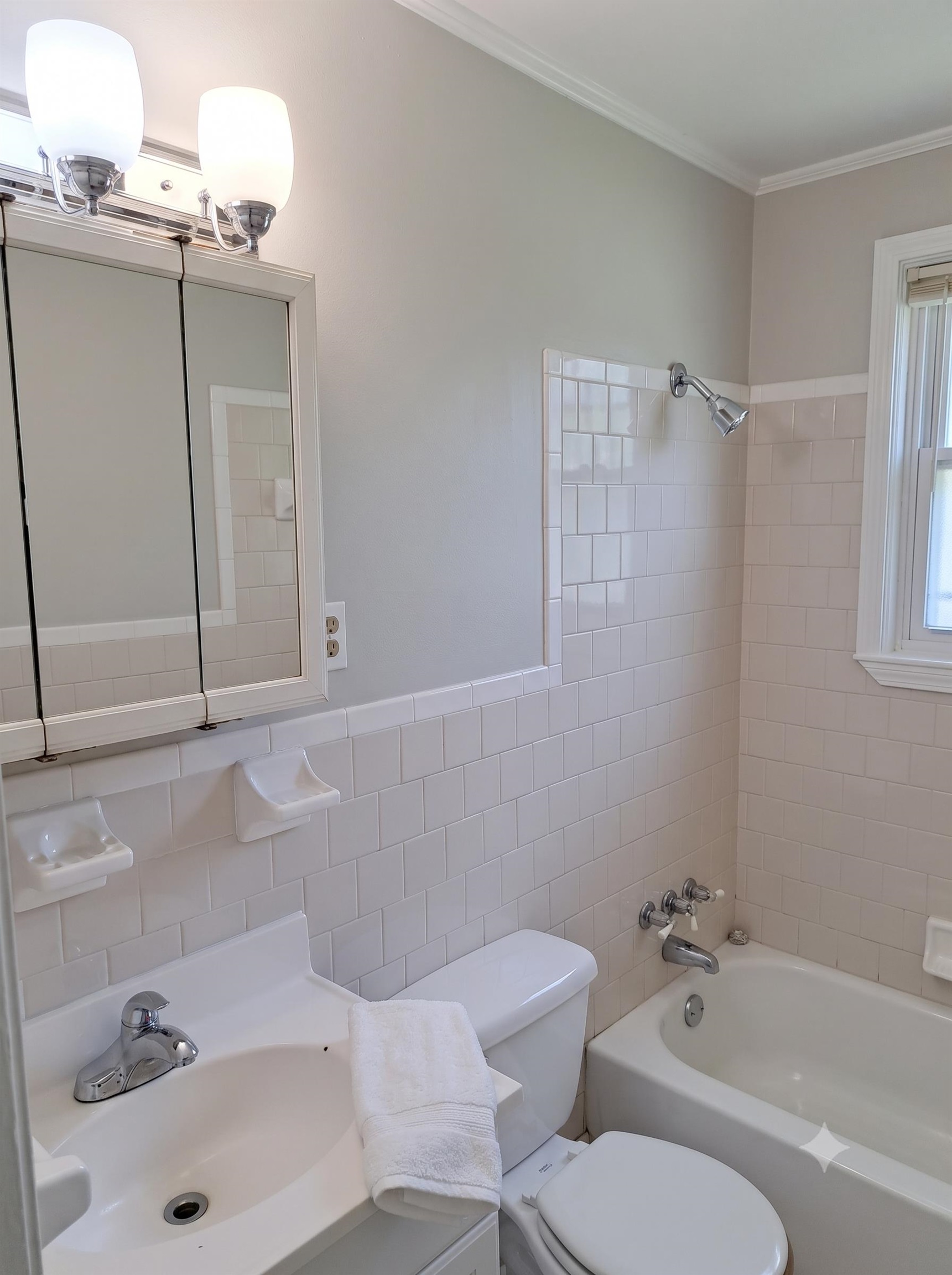 1590 Latham St E Property Photo 2