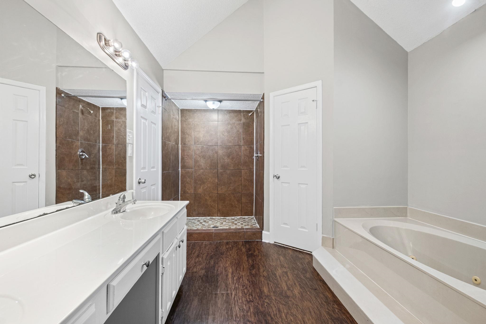 3990 Clubview Dr Property Photo 12