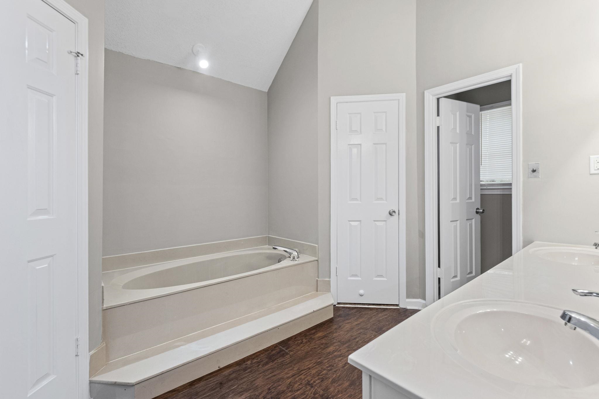 3990 Clubview Dr Property Photo 13