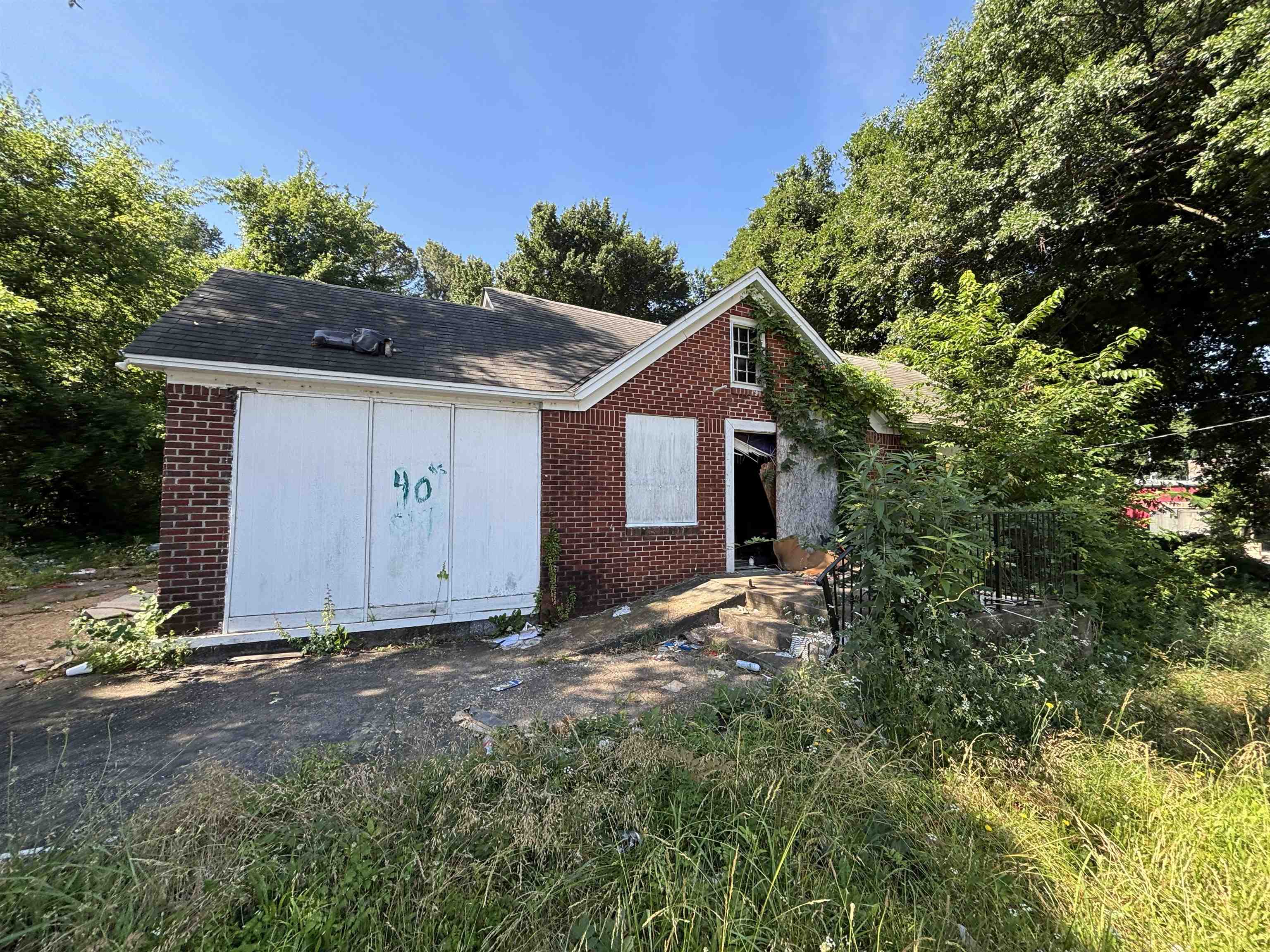 175 E BROOKS RD Property Photo 1