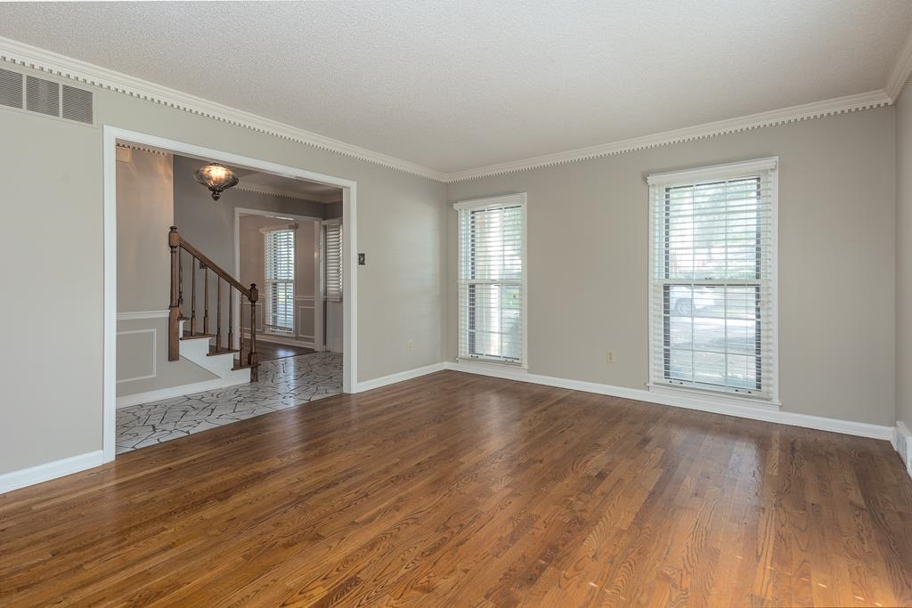 6869 Wytham Dr Property Photo 7