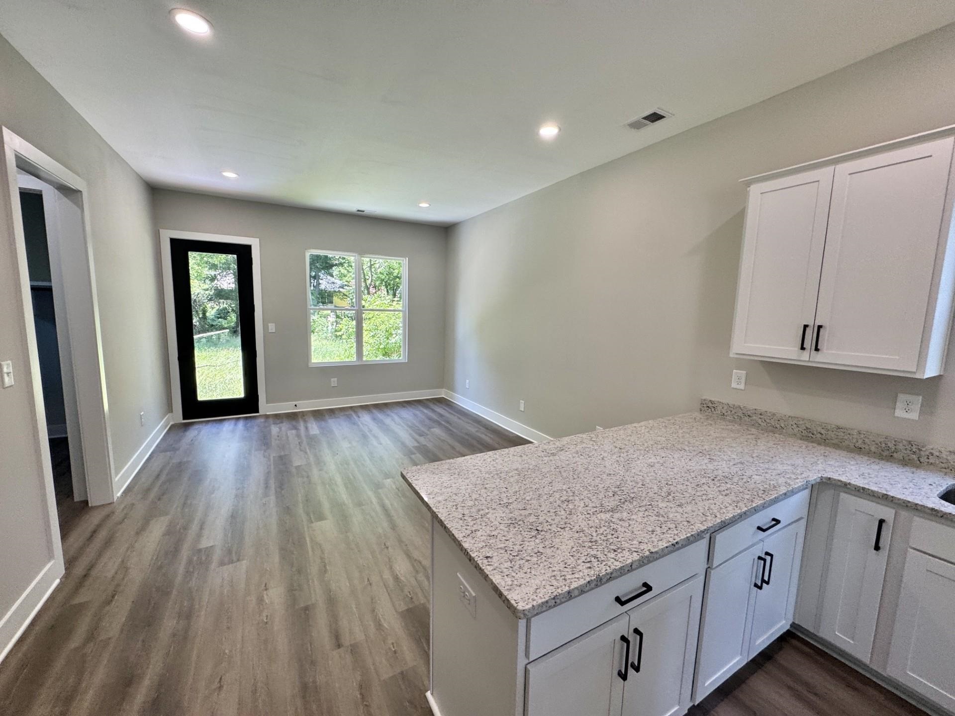 287 N Hollywood St Property Photo 3