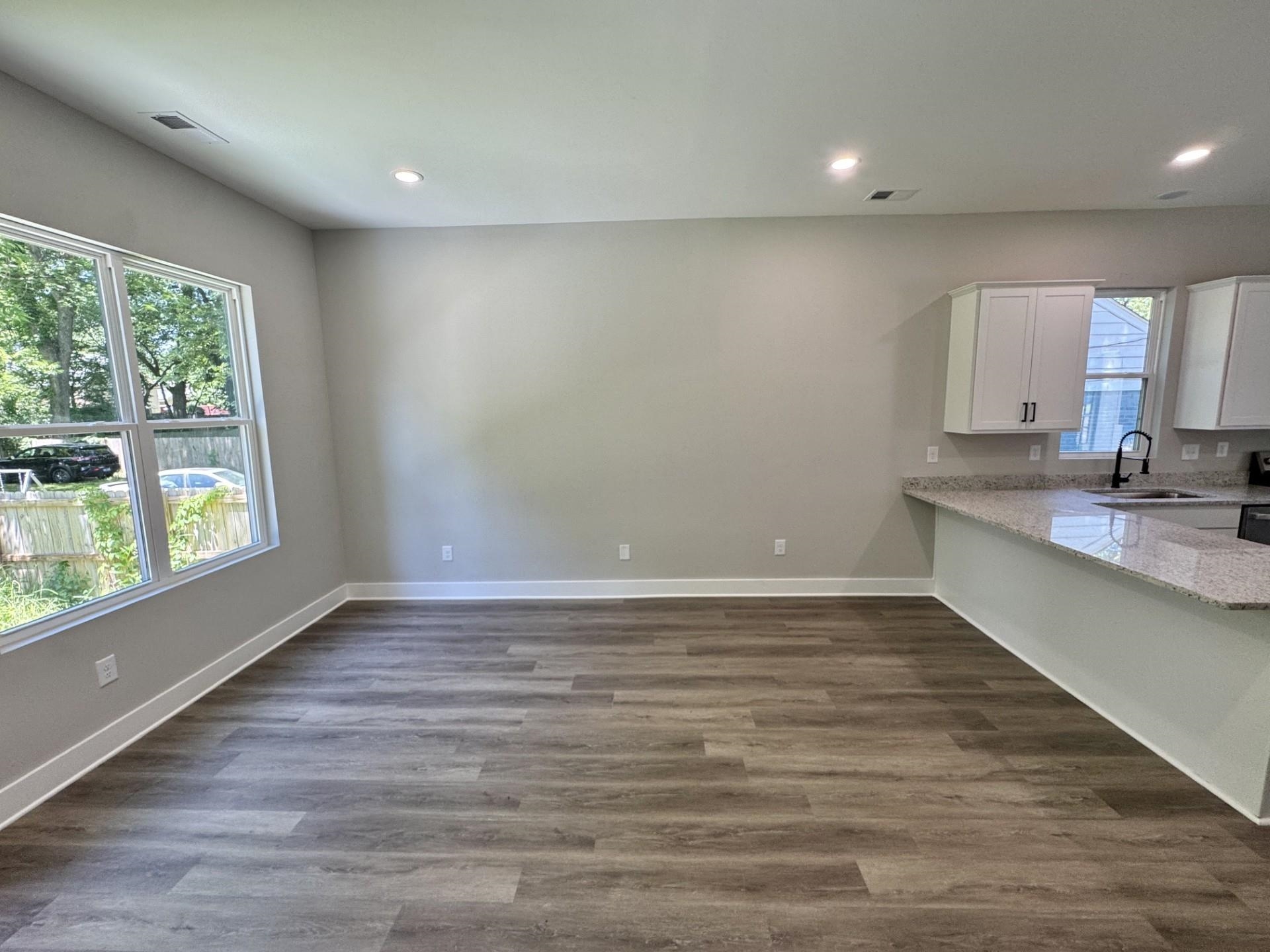 287 N Hollywood St Property Photo 6