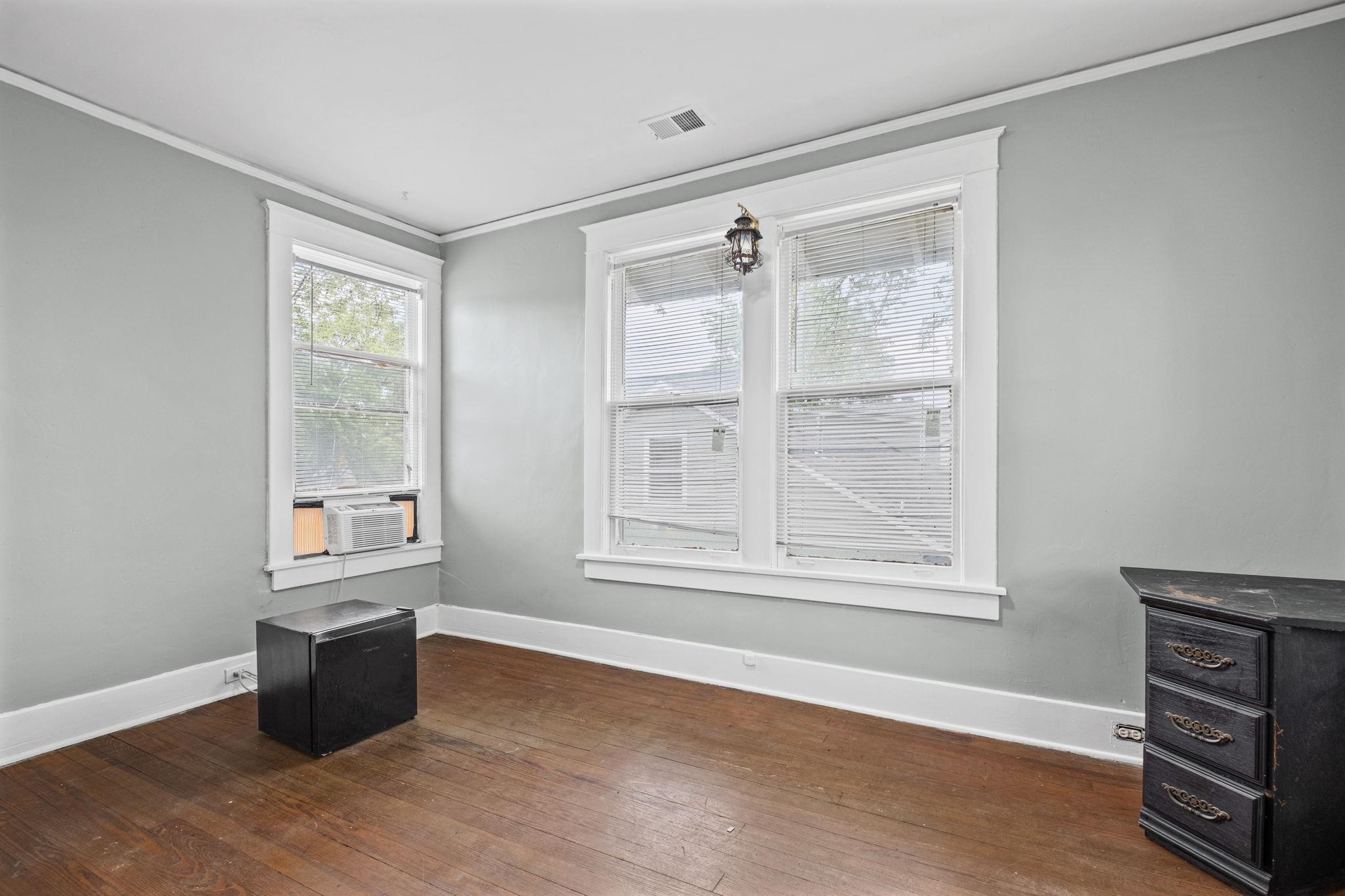 985 Forrest Ave Property Photo 10