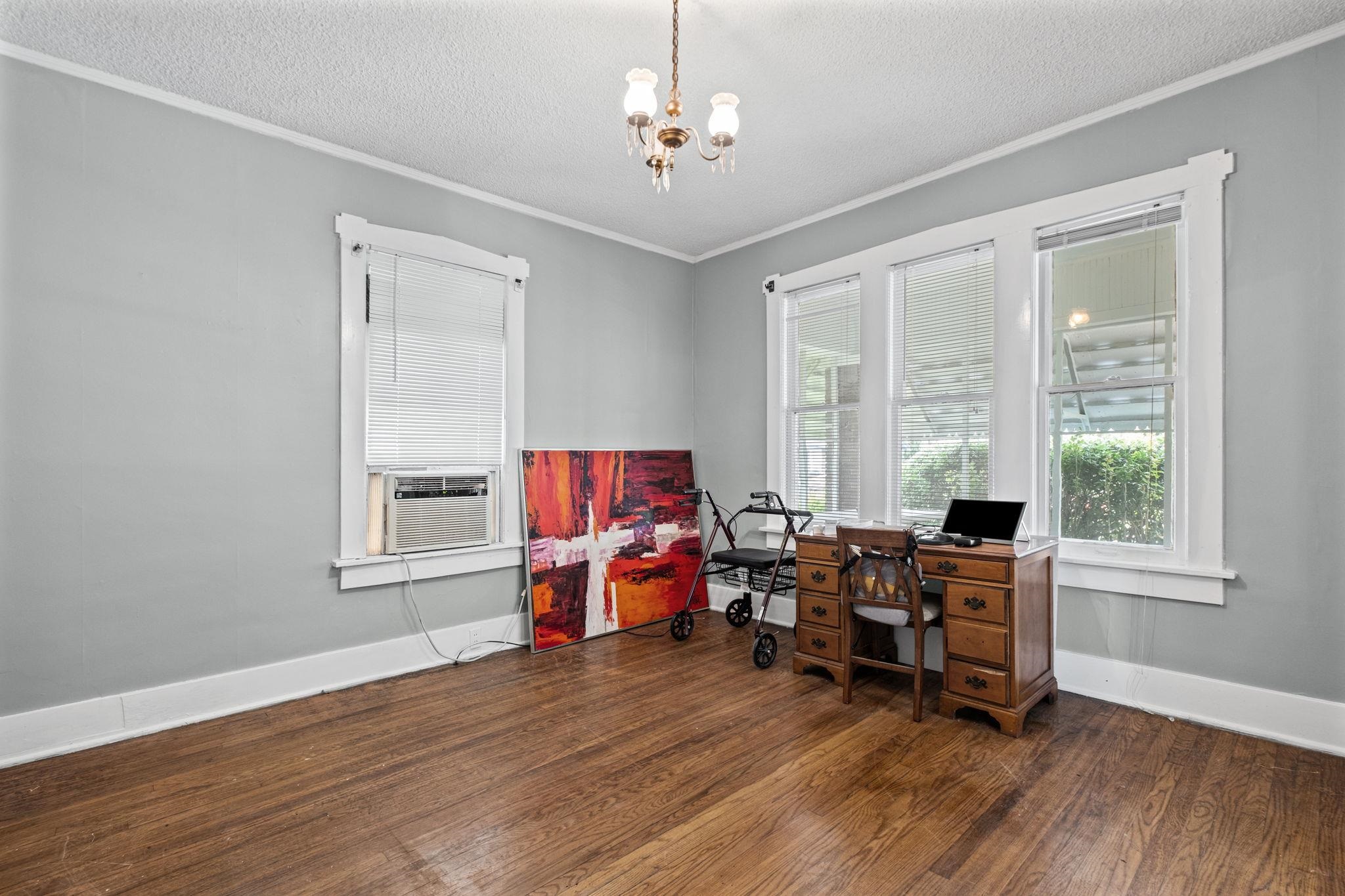 985 Forrest Ave Property Photo 11