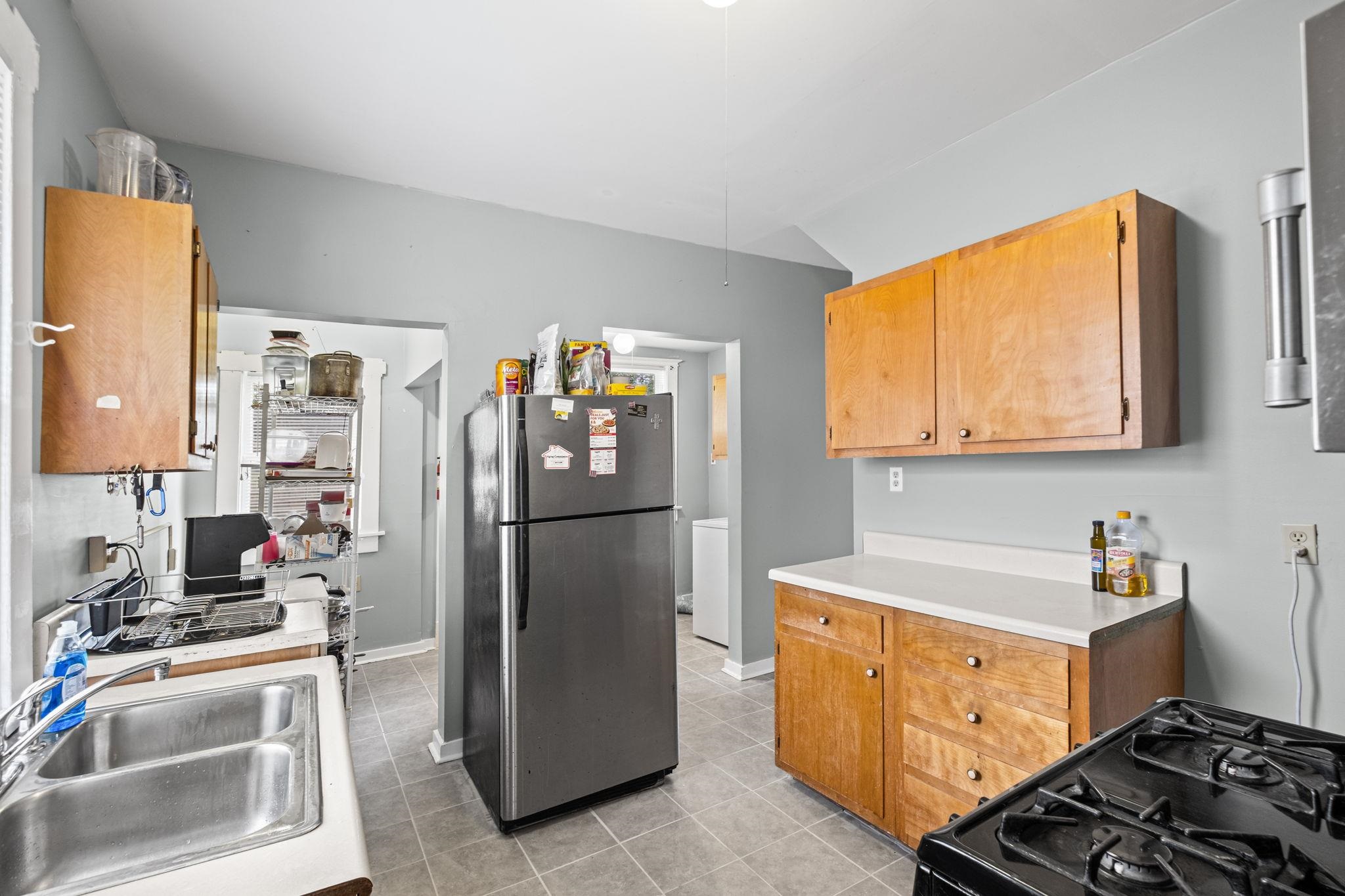 985 Forrest Ave Property Photo 12