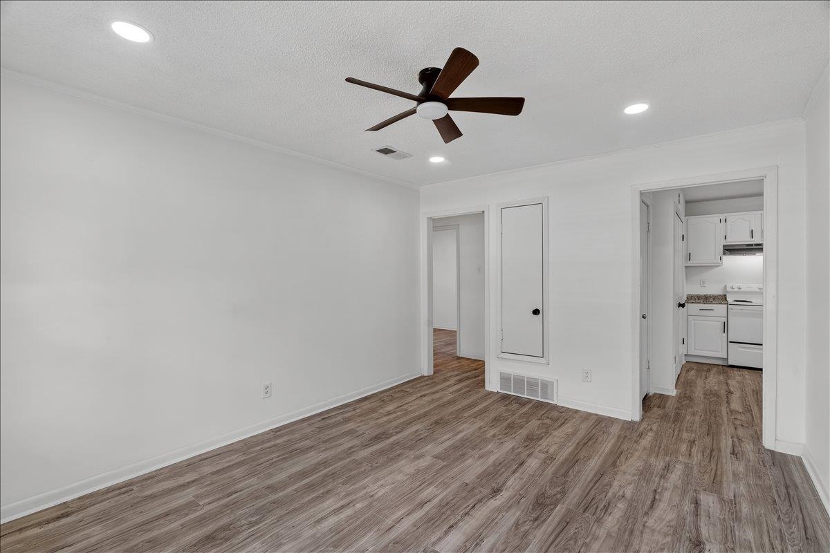 2717 Merle St Property Photo 5