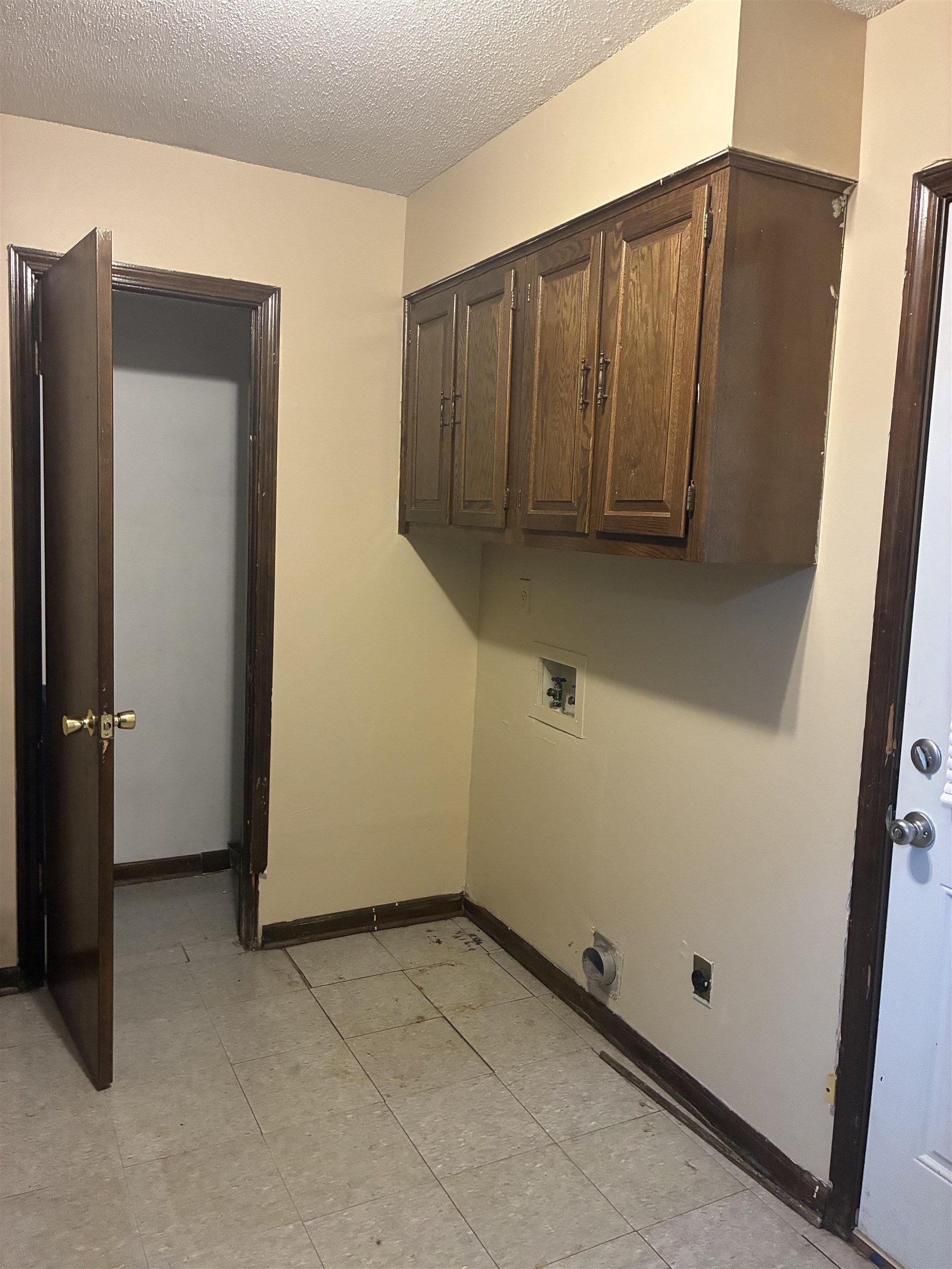 2747 Whitney Ave Property Photo 23