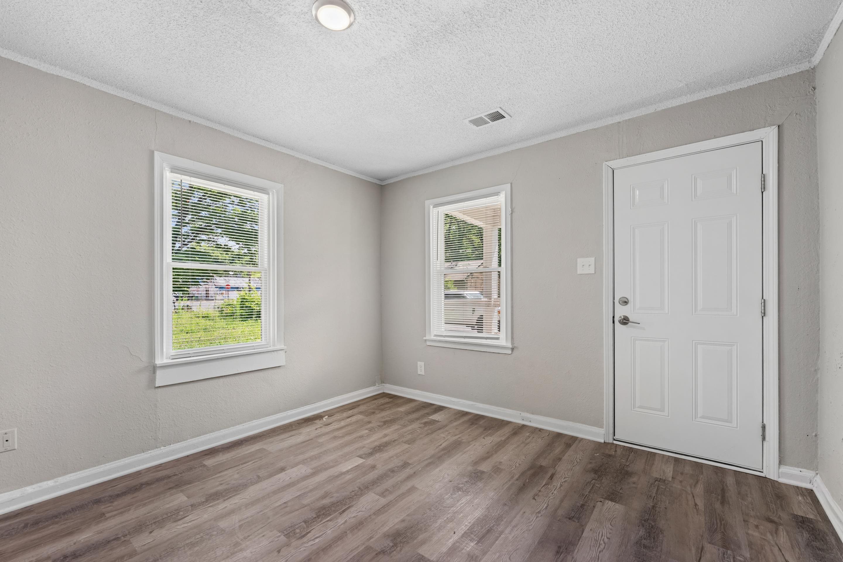 1621 Oakwood St Property Photo 2