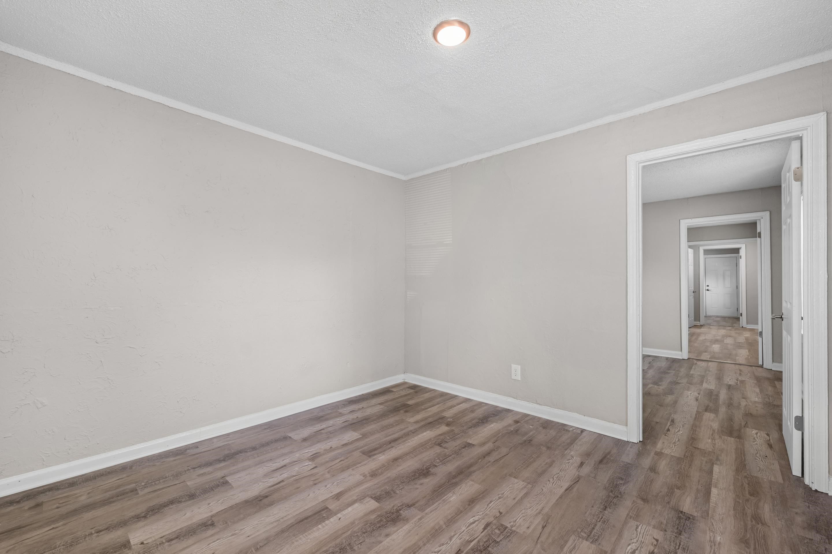 1621 Oakwood St Property Photo 3