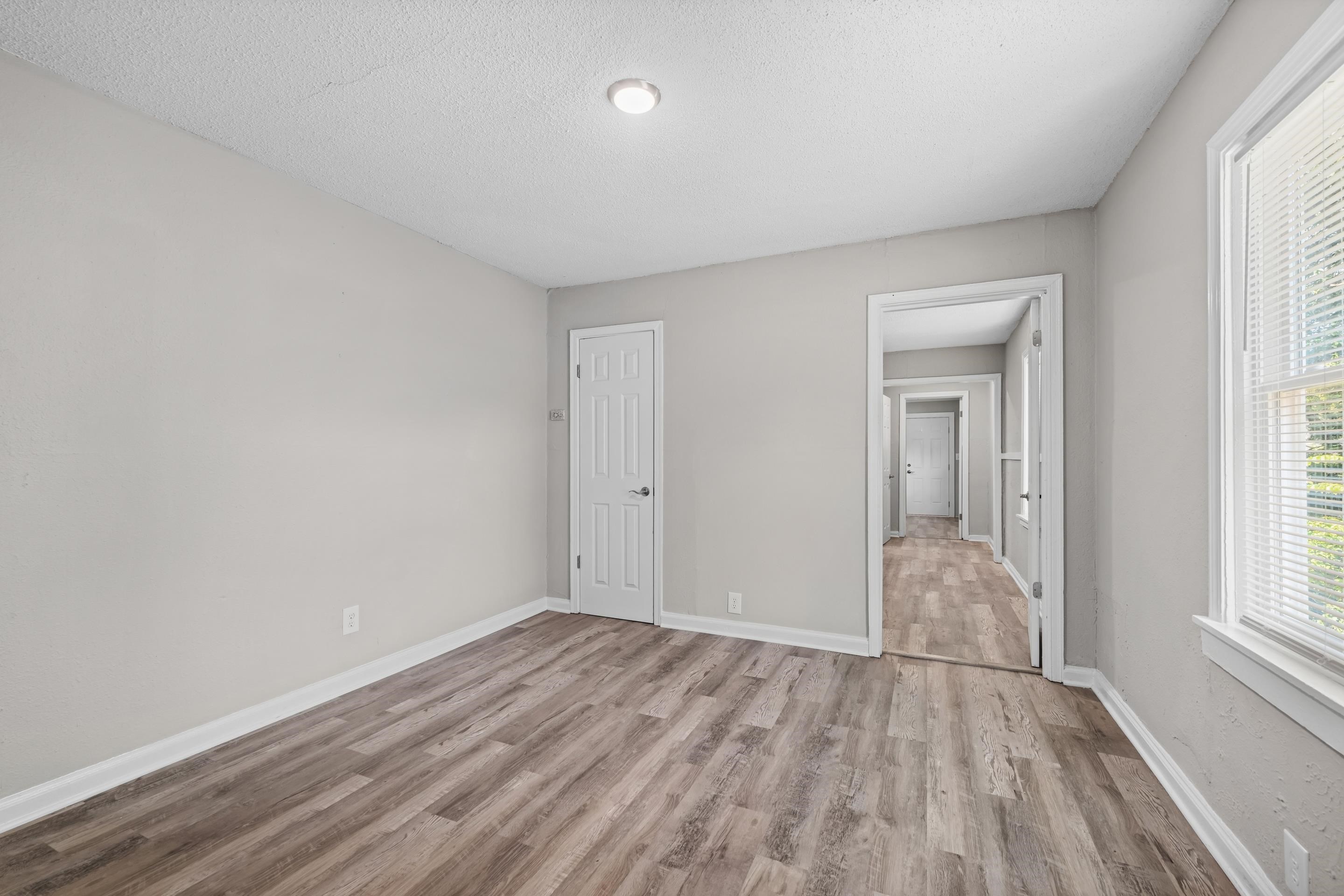 1621 Oakwood St Property Photo 4
