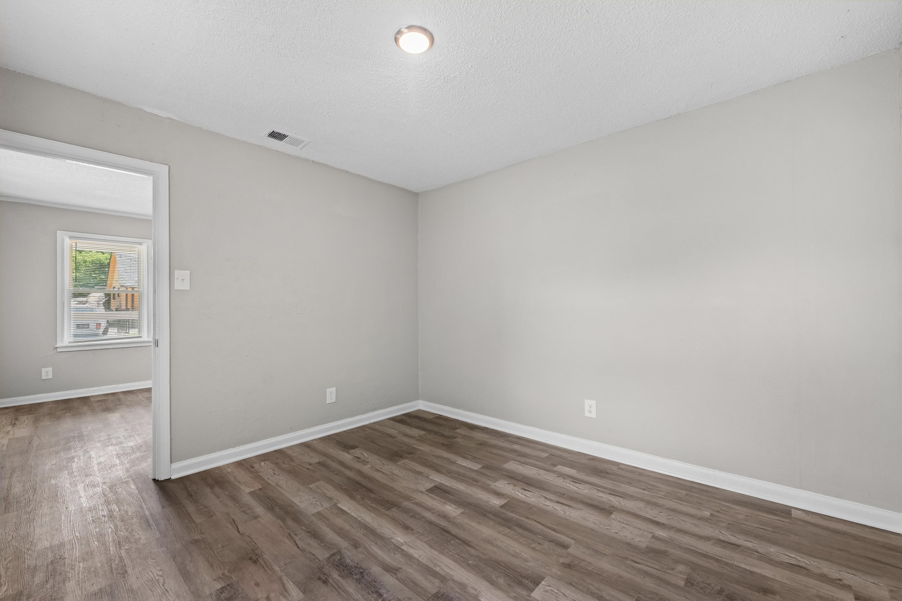 1621 Oakwood St Property Photo 5